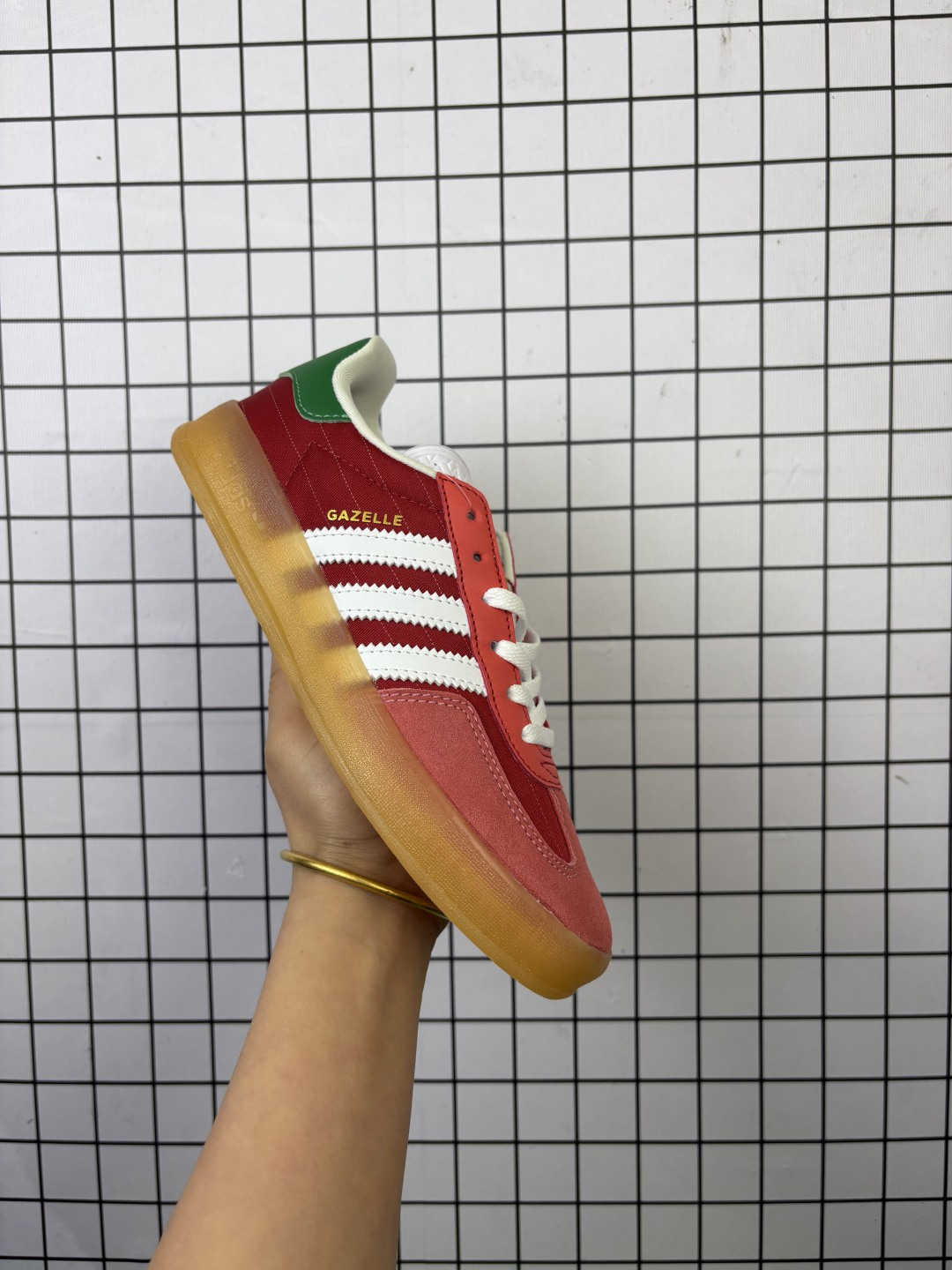 Adidas/阿迪达斯 男女鞋真标半码制,升级原楦原纸版开发版型,采用固色翻毛皮组合牛津布鞋面材质,内环保海玻璃人体工学鞋垫,全新开发耐磨标准橡胶大底❗️2024 年奥运会限定配色,阿迪达斯Adidas Gazelle Indoor Trainers"Olympic Pack/Red"羚羊内训系列低帮复古德训风百搭休闲运动板鞋“奥运条纹红绿白生胶底 IF9641 类型:男女鞋 编码大Y