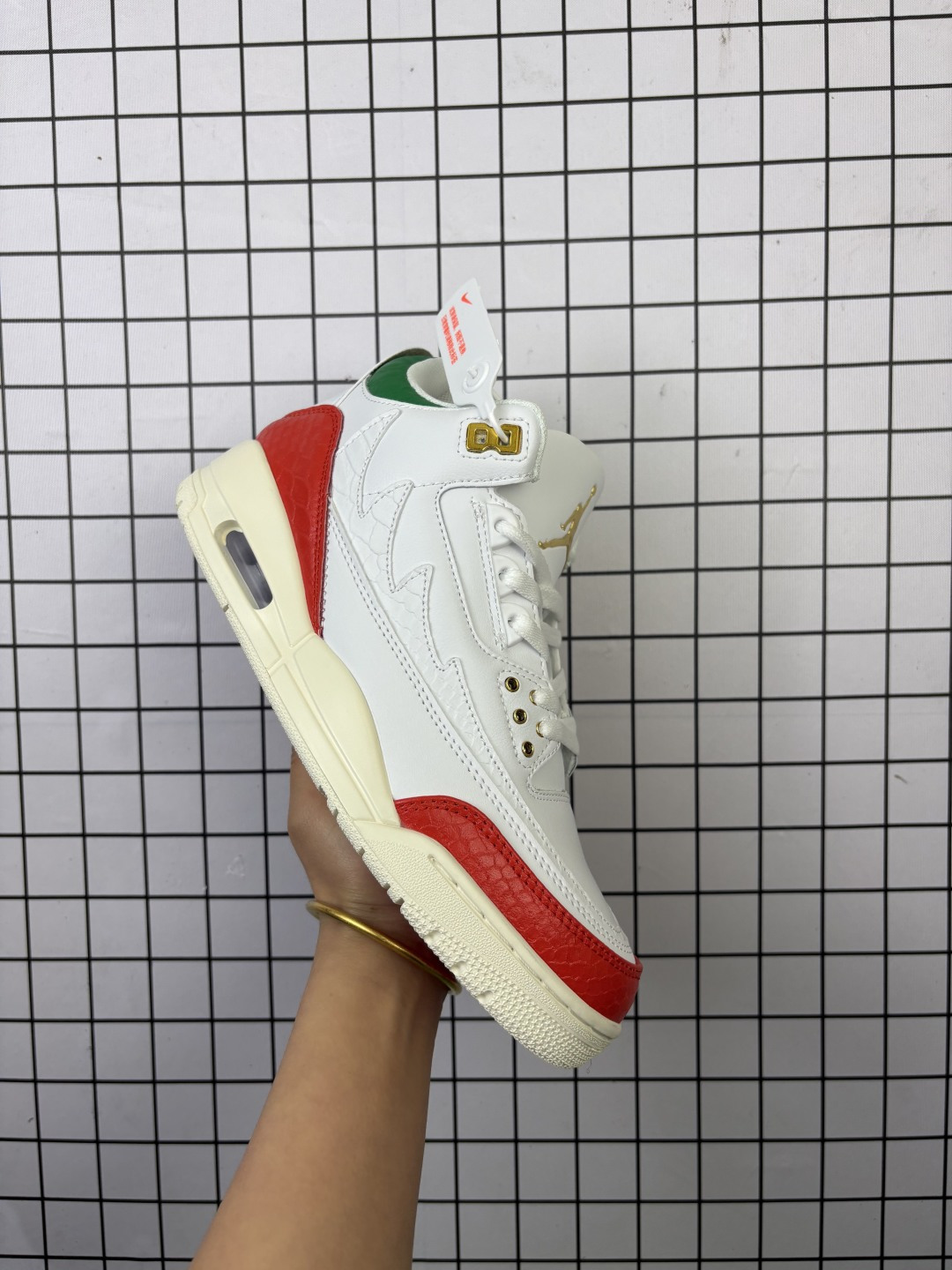 💰160
耐克 乔丹 AJ3 耐克 Nike Air Jordan 3 Retro SE 乔3 倒钩 中帮复刻篮球鞋 乔丹3代 三代 男女子运动鞋,作为 AJ 系列中广受认可的运动鞋之一,搭载与 1988 元年款类似的轻盈可视缓震配置。经典细节和材料,纪念成就不凡的传奇鞋款。鞋面采用织物、皮革与合成材质组合设计,经久耐穿,营造出众结构化支撑,后跟搭载 Nike Air 缓震配置,缔造轻盈回弹的舒适脚感,橡胶外底提供强劲抓地力,可驾驭多种地面。
类型:男女鞋
货号:IO1752
码数:36-45含半码
编码大Y