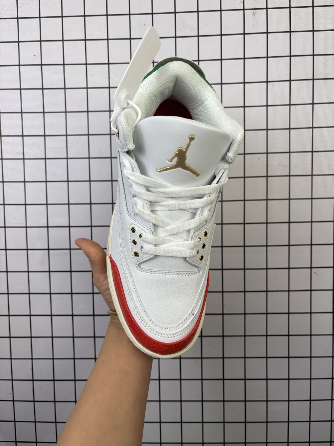💰160
耐克 乔丹 AJ3 耐克 Nike Air Jordan 3 Retro SE 乔3 倒钩 中帮复刻篮球鞋 乔丹3代 三代 男女子运动鞋,作为 AJ 系列中广受认可的运动鞋之一,搭载与 1988 元年款类似的轻盈可视缓震配置。经典细节和材料,纪念成就不凡的传奇鞋款。鞋面采用织物、皮革与合成材质组合设计,经久耐穿,营造出众结构化支撑,后跟搭载 Nike Air 缓震配置,缔造轻盈回弹的舒适脚感,橡胶外底提供强劲抓地力,可驾驭多种地面。
类型:男女鞋
货号:IO1752
码数:36-45含半码
编码大Y