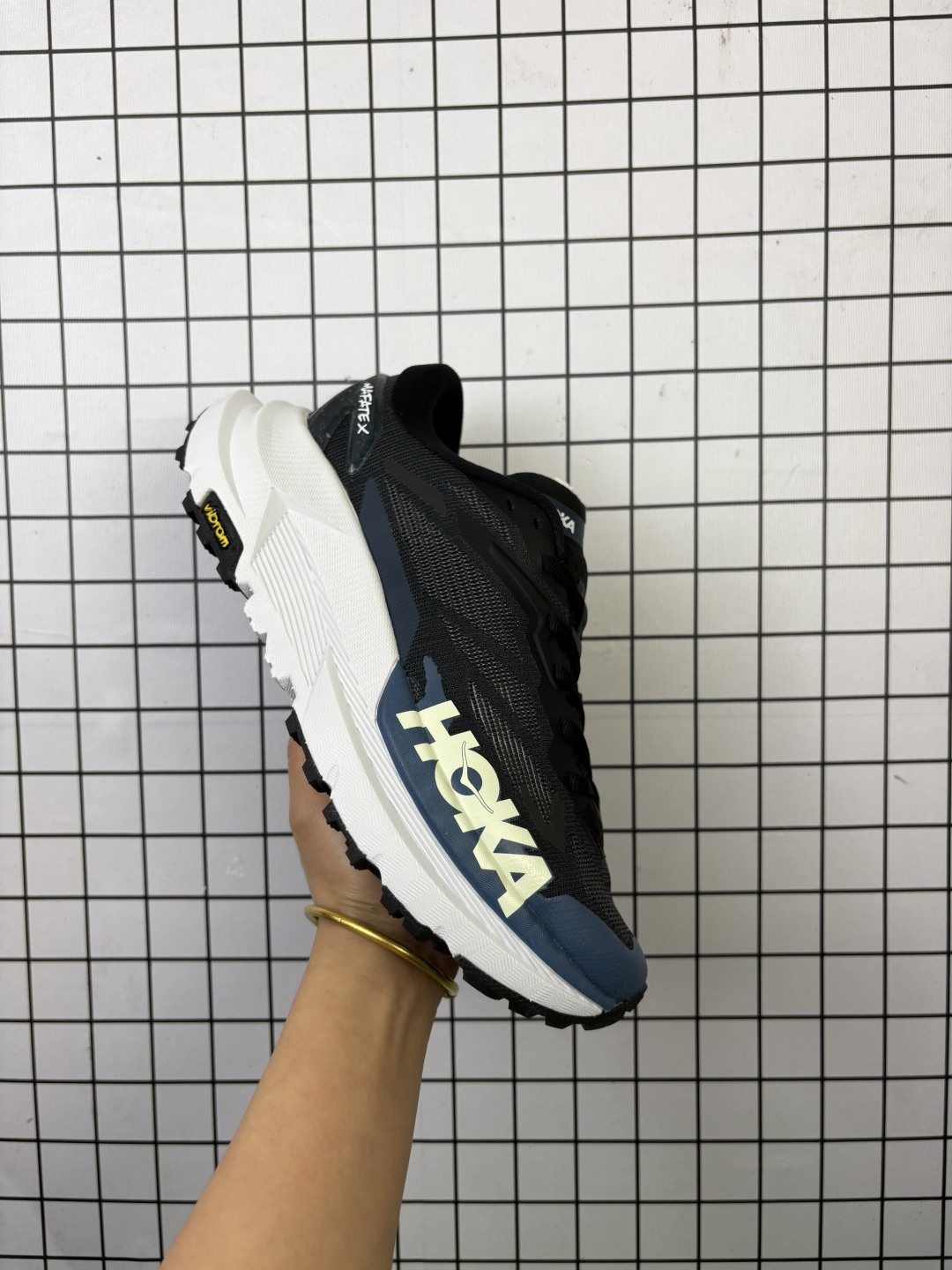 💰170
【新品🔥公司级】Hoka One One 男女士 MAFATE X （马法特X）越野跑鞋 厚底增高运动鞋 老爹鞋 Mountain Fog 20 |12 US它是一款长距离越野跑鞋，在极致缓震与稳定性间实现了绝佳平衡，除此之外，MAFATE X还兼顾了舒适、控制、抓地力和碳板推进。MAFATE X采用经典的双层中底设计，下层高弹超临界泡棉框架内嵌上层偏前掌PEBA泡棉，柔软舒适的中底不仅能提供精准缓震回弹与稳定支撑，还能提供强大的能量反馈。MAFATE X采用经典的Vibram® Megagrip黄金大底，并结合3.5毫米耳齿，提全地形精准抓地力；在大底纹理的包裹之下，MAFATE X 以独特“披萨边”外观，巧妙平衡专业性能与趣味性，让跑者在多变复杂的路况中，能轻松驾驭。鞋面为梭织透气面料，轻盈舒适，包裹性很强，同时还兼具排水特性，立体包裹结构与梭织透气网布，融合动态支撑系统，轻松应对复杂多变的环境。后跟港宝填充充足，TPU增加了防撞与保护功能。它是专为长途耐力挑战而打造越野跑鞋，适合在各种不同的越野地形上进行长距离越野跑，能够满足越野跑者在不同环境下的需求，无论是日常训练还是参加越野赛事，都能为跑者提供出色的性能支持,技术性山地赛道、长距离耐力赛。

尺码:  36-45含半码
编码:  大Y
