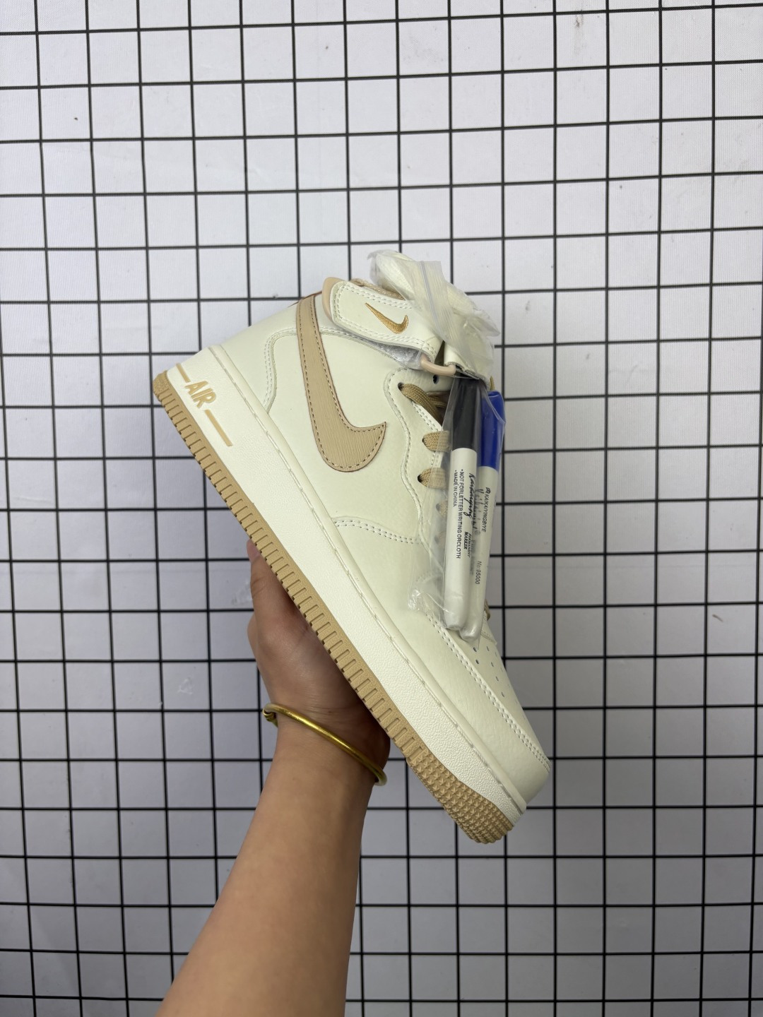 💰210
【公司级】Nk Air Force 1'07 Mid AF1耐克 空军一号 AF1 中帮 魔术贴 厚底增高运动板鞋 原楦头原纸板 打造纯正空军版型。专注外贸渠道 全掌内置蜂窝气垫 原盒配件 原厂中底钢印、拉帮完美  官方同步上架。

类型：男女鞋
货号：PA0920-808
尺码：36 36.5 37.5 38 38.5 39 40 40.5 41 42 42.5 43 44 45