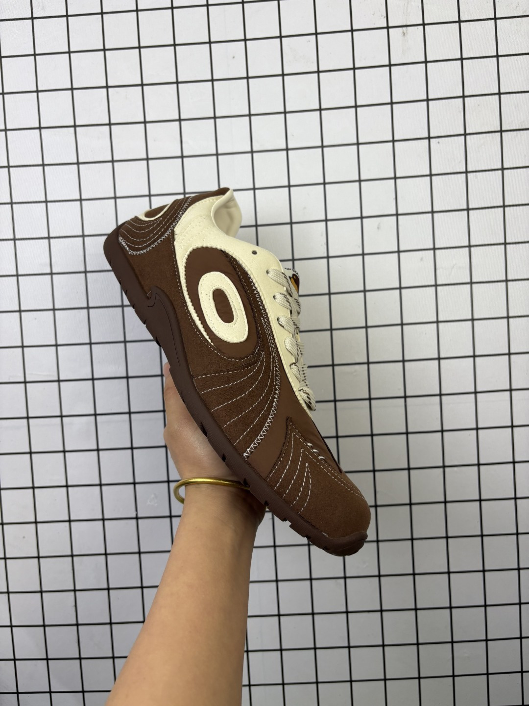 💰170
公司级✅OLD ORDER Turbo-Lite芭蕾复古德训鞋
Hello Kitty联名大红配色超独特百搭
鞋子上脚效果很帅好看
码数很正不偏码 
鞋身透气舒适不臭脚 
鞋底防滑耐磨 
鞋带自带Hello Kitty玫瑰金配件
鞋底好软，脚感特别舒服
逛街穿一天都不累脚的
官方货号：O23208142722
Size:35 -45
编码旭D