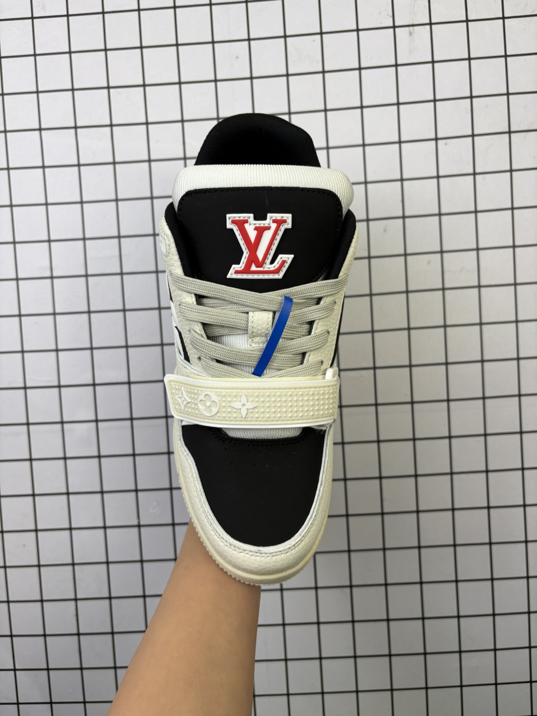 💰170
Louis Vuitton/路易威登 男女鞋配置厚实抽屉礼品鞋盒，采用荔枝纹纤维革组合粒面牛剖革鞋面材质，鞋垫嵌入软脚感EVA物料，外置TPR光泽隔色鞋底❗法国巴黎百年奢侈品牌LV路易威登Louis Vuitton Trainer Sneaker Low 运动系列低帮复古百搭休闲运动文化篮球板鞋“ 

类型：男女鞋
码数：36 37 38 39 40 41 42 43 44 45 46
编码：旭D