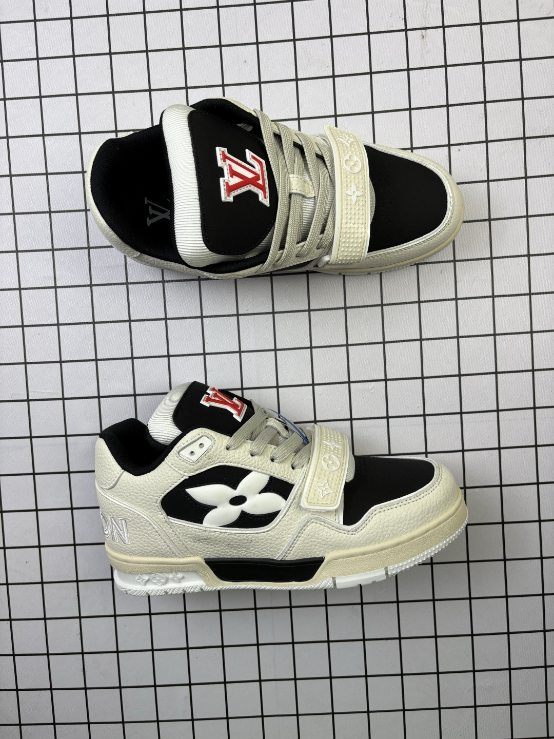 💰170
Louis Vuitton/路易威登 男女鞋配置厚实抽屉礼品鞋盒，采用荔枝纹纤维革组合粒面牛剖革鞋面材质，鞋垫嵌入软脚感EVA物料，外置TPR光泽隔色鞋底❗法国巴黎百年奢侈品牌LV路易威登Louis Vuitton Trainer Sneaker Low 运动系列低帮复古百搭休闲运动文化篮球板鞋“ 

类型：男女鞋
码数：36 37 38 39 40 41 42 43 44 45 46
编码：旭D