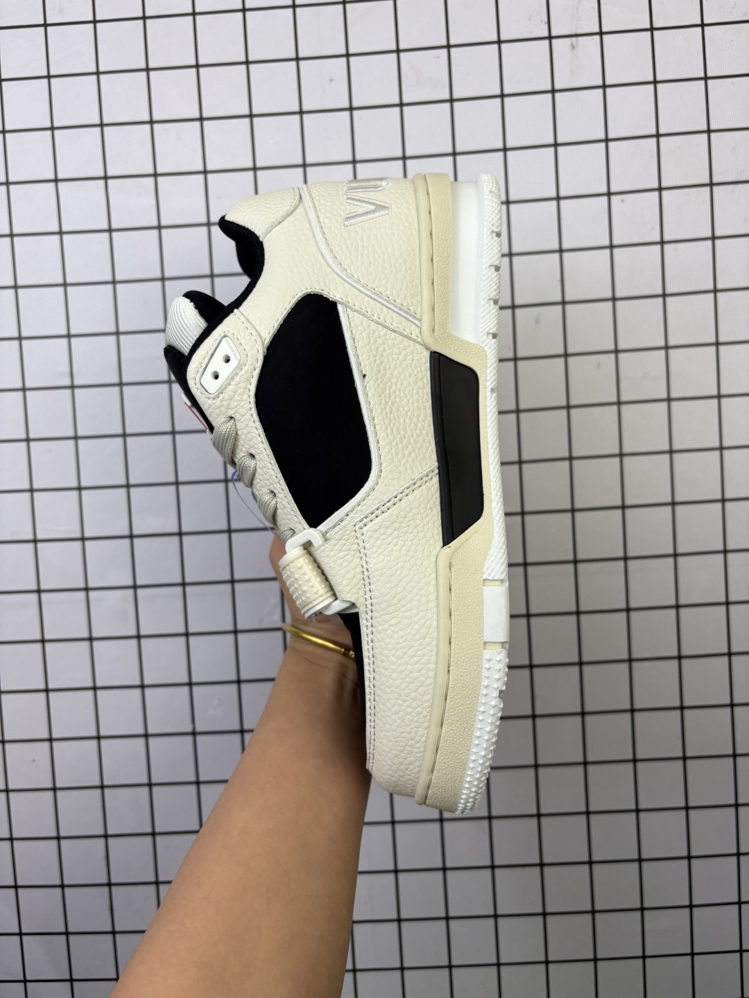 💰170
Louis Vuitton/路易威登 男女鞋配置厚实抽屉礼品鞋盒，采用荔枝纹纤维革组合粒面牛剖革鞋面材质，鞋垫嵌入软脚感EVA物料，外置TPR光泽隔色鞋底❗法国巴黎百年奢侈品牌LV路易威登Louis Vuitton Trainer Sneaker Low 运动系列低帮复古百搭休闲运动文化篮球板鞋“ 

类型：男女鞋
码数：36 37 38 39 40 41 42 43 44 45 46
编码：旭D