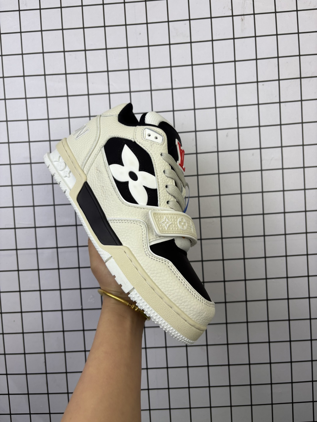 💰170
Louis Vuitton/路易威登 男女鞋配置厚实抽屉礼品鞋盒，采用荔枝纹纤维革组合粒面牛剖革鞋面材质，鞋垫嵌入软脚感EVA物料，外置TPR光泽隔色鞋底❗法国巴黎百年奢侈品牌LV路易威登Louis Vuitton Trainer Sneaker Low 运动系列低帮复古百搭休闲运动文化篮球板鞋“ 

类型：男女鞋
码数：36 37 38 39 40 41 42 43 44 45 46
编码：旭D