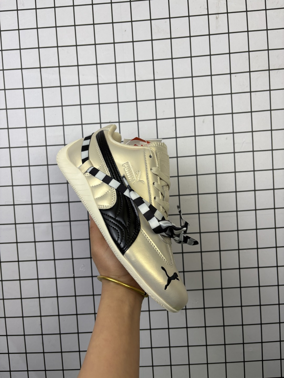 💰140 公司级✅Metallic x Puma Speedcat OG 彪马 双鞋带 防滑耐磨生活休闲 运动鞋 融合了与生俱来的率性魅力与运动垄格 加衬鞋领 柔软不易磨脚 橡胶薄底 轻盈贴地 舒适耐磨 优质皮革与刺绣美洲狮标志相得益彰 官方货号:404392-01 尺码:35.5 36 37 37.5 38 38.5 39 40 40.5 41 42 42.5 43 44 45 编码旭D