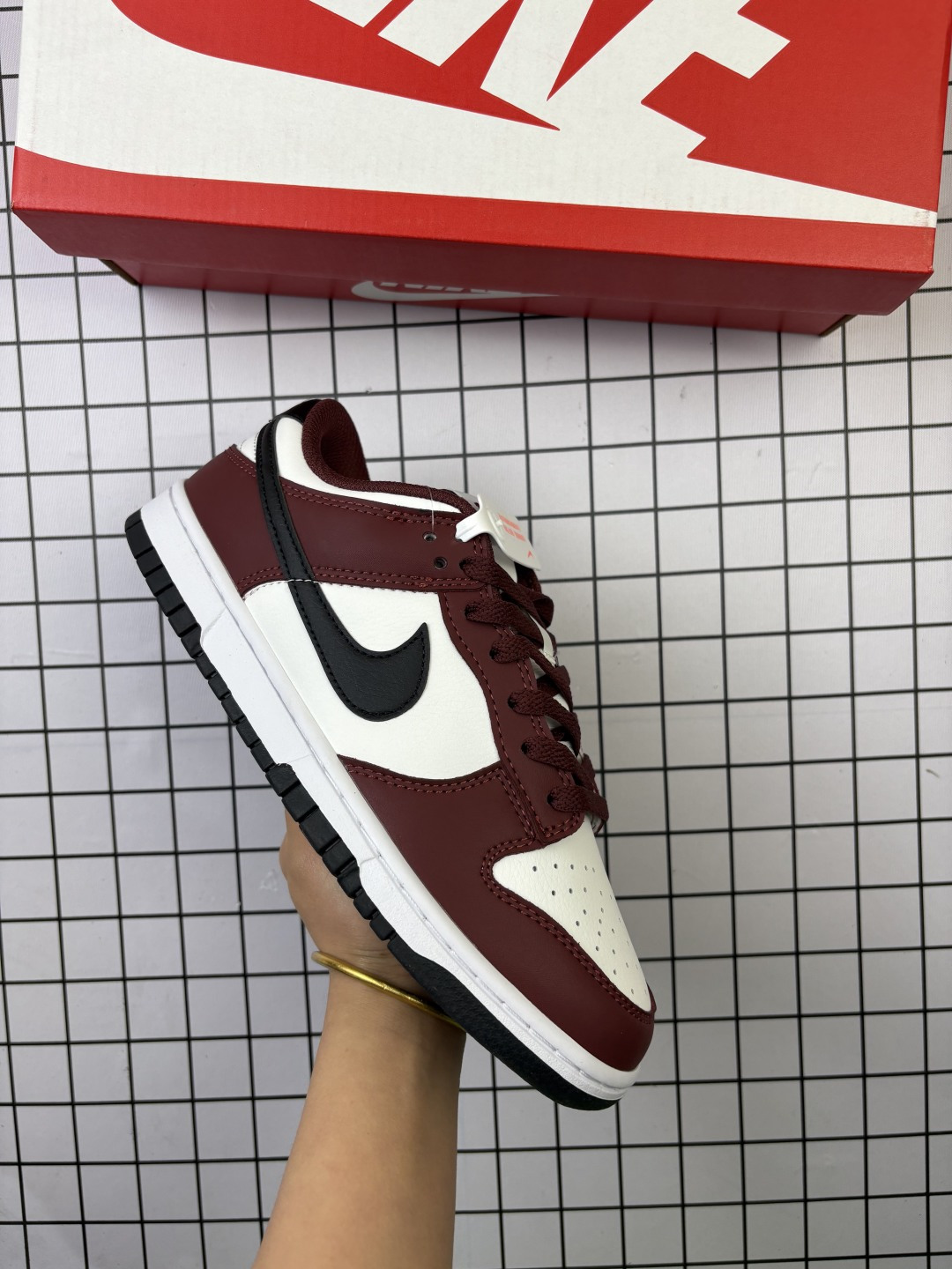🈴💰130
耐克 Sb Dunk Low Ironstone  SB低帮运动休闲板鞋 鞋款由浅灰色和深灰色构成，同时色调相对偏暗，Swoosh也是采用的和鞋带一样的暗灰色。鞋面材质主要由绒面革打造，中底采用了深棕配色，和鞋面的暗灰色组成类似铁矿石的搭配，着实让人眼前一亮。
尺码： 36 36.5 37.5 38 38.5 39 40 40.5 41 42 42.5 43 44 44.5 45 
货号：FD9746-001 
编码707
36-46