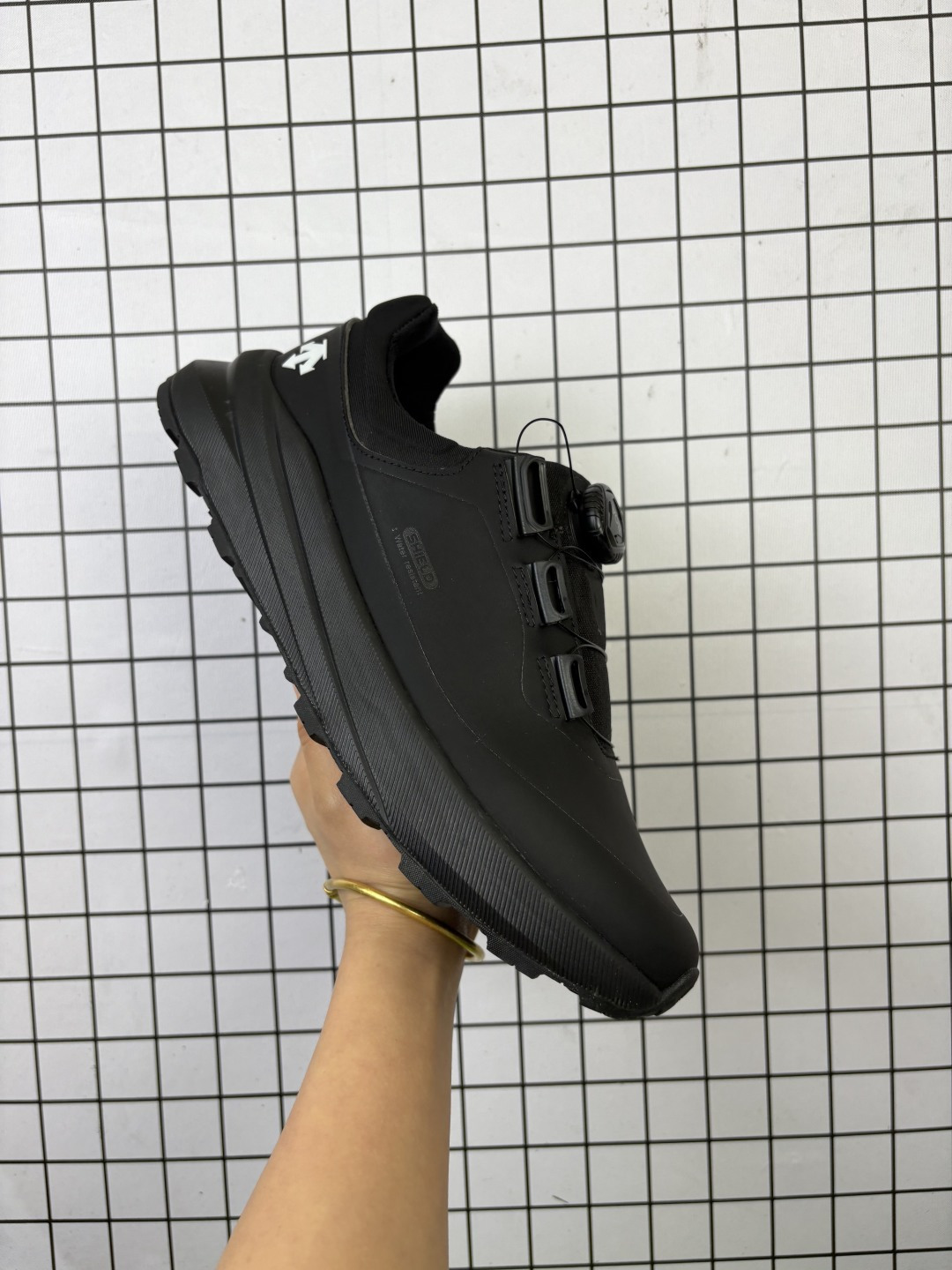 🈴💰170
公司级✅迪桑特DESCENTE DUALIS WIRE WP SHIELD 都市通勤 GORE-TEX 时尚舒适 防滑耐磨 时尚休闲运动覆盖防水男子越野跑鞋
官方同步上架 适合技术路线单日徒步穿着受到长途野外跑步鞋的启发 适合在变化的地形上进行快速轻快的徒步旅行
穿着舒适而有支撑性 使您充满信心 该设计与脚部融为一体 可最大限度地减少摩擦
货号:D5492DSN19
尺码:39 40 40.5 41 42 42.5 43 44 45
编码103