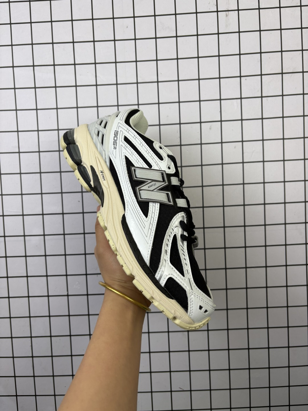 💰150
公司级:New Balance M1906系列 新百伦 复古单品宝藏老爹鞋款
复古元素叠加 质感超级棒 原楦版型材料细节做工精细 作为NB最经典的档案鞋型之一
官方货号:U1906RCI
尺码:36~47
编码103