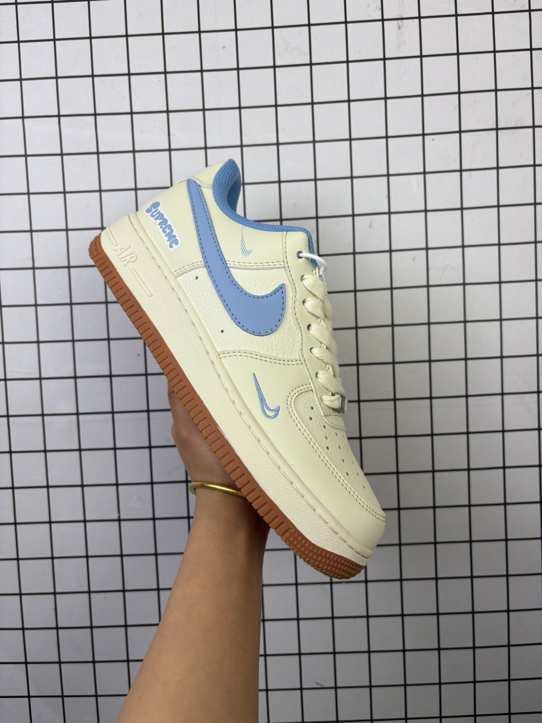 💰150
Nike/耐克 男女鞋真标半码制,升级原楦原纸版数据开发,采用硬质牛巴磨砂革鞋面材质,原楦开发版型纸版,内置全掌Air Sole气垫❗️创意定制配色,联乘意大利奢侈品牌-古驰Gucci Nike Air Force 1 Low"Esquisite Gucci"空军一号低帮经典百搭休闲运动板鞋“ XS1958-546
类型:男女鞋
码数:36 36.5 37.5 38 38.5 39 40 40.5 41 42 42.5 43 44 45
编码金