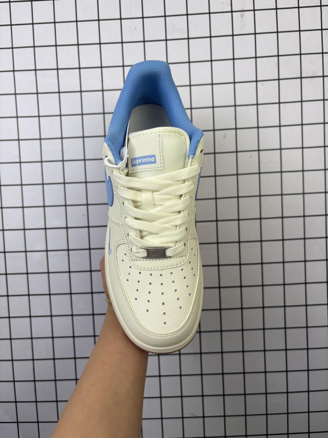 💰150
Nike/耐克 男女鞋真标半码制,升级原楦原纸版数据开发,采用硬质牛巴磨砂革鞋面材质,原楦开发版型纸版,内置全掌Air Sole气垫❗️创意定制配色,联乘意大利奢侈品牌-古驰Gucci Nike Air Force 1 Low"Esquisite Gucci"空军一号低帮经典百搭休闲运动板鞋“ XS1958-546
类型:男女鞋
码数:36 36.5 37.5 38 38.5 39 40 40.5 41 42 42.5 43 44 45
编码金