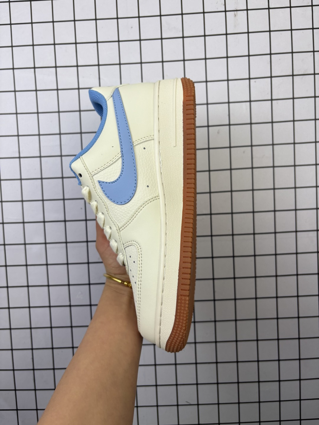 💰150
Nike/耐克 男女鞋真标半码制,升级原楦原纸版数据开发,采用硬质牛巴磨砂革鞋面材质,原楦开发版型纸版,内置全掌Air Sole气垫❗️创意定制配色,联乘意大利奢侈品牌-古驰Gucci Nike Air Force 1 Low"Esquisite Gucci"空军一号低帮经典百搭休闲运动板鞋“ XS1958-546
类型:男女鞋
码数:36 36.5 37.5 38 38.5 39 40 40.5 41 42 42.5 43 44 45
编码金