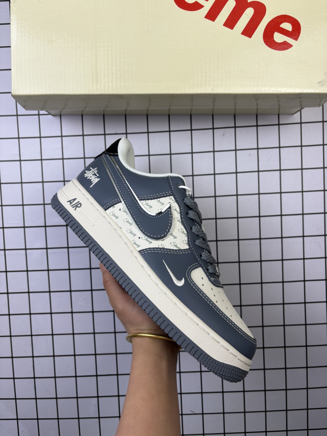 🈴💰150
Nike/耐克 男女鞋真标半码制,升级原楦原纸版数据开发,采用硬质牛巴磨砂革鞋面材质,原楦开发版型纸版,内置全掌Air Sole气垫❗️创意定制配色,联乘意大利奢侈品牌-古驰Gucci Nike Air Force 1 Low"Esquisite Gucci"空军一号低帮经典百搭休闲运动板鞋“ XS1958-546
类型:男女鞋
码数:36 36.5 37.5 38 38.5 39 40 40.5 41 42 42.5 43 44 45
编码金