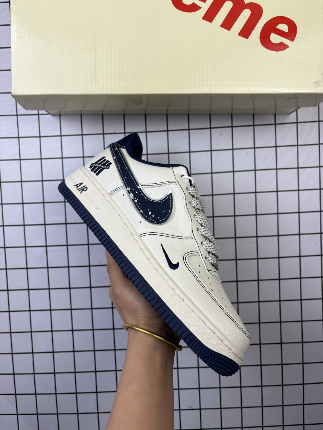 🈴💰150
Nike/耐克 男女鞋真标半码制,升级原楦原纸版数据开发,采用硬质牛巴磨砂革鞋面材质,原楦开发版型纸版,内置全掌Air Sole气垫❗️创意定制配色,联乘意大利奢侈品牌-古驰Gucci Nike Air Force 1 Low"Esquisite Gucci"空军一号低帮经典百搭休闲运动板鞋“ XS1958-546
类型:男女鞋
码数:36 36.5 37.5 38 38.5 39 40 40.5 41 42 42.5 43 44 45
编码金