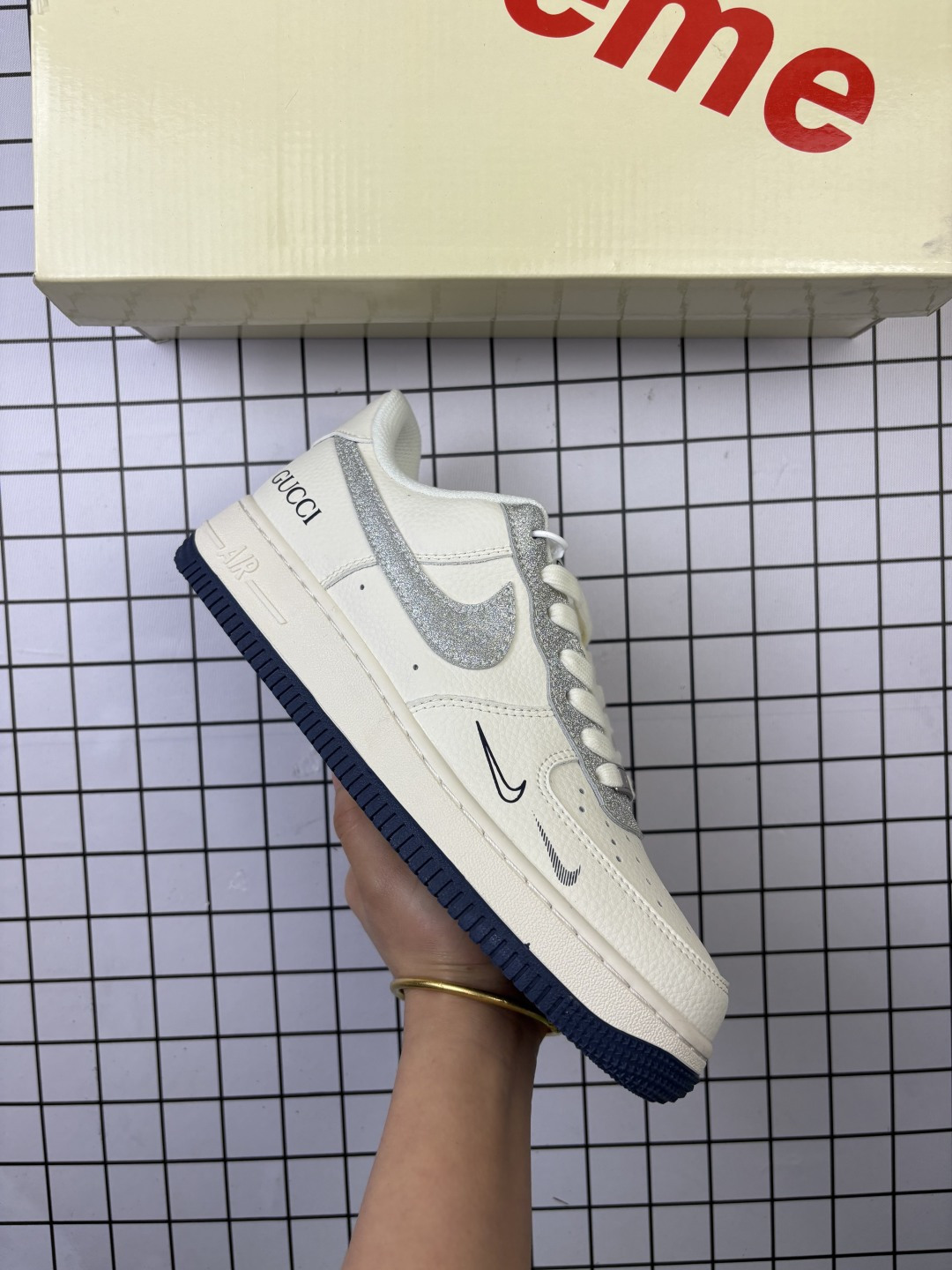 🈴💰150
Nike/耐克 男女鞋真标半码制,升级原楦原纸版数据开发,采用硬质牛巴磨砂革鞋面材质,原楦开发版型纸版,内置全掌Air Sole气垫❗️创意定制配色,联乘意大利奢侈品牌-古驰Gucci Nike Air Force 1 Low"Esquisite Gucci"空军一号低帮经典百搭休闲运动板鞋“ XS1958-546
类型:男女鞋
码数:36 36.5 37.5 38 38.5 39 40 40.5 41 42 42.5 43 44 45
编码金