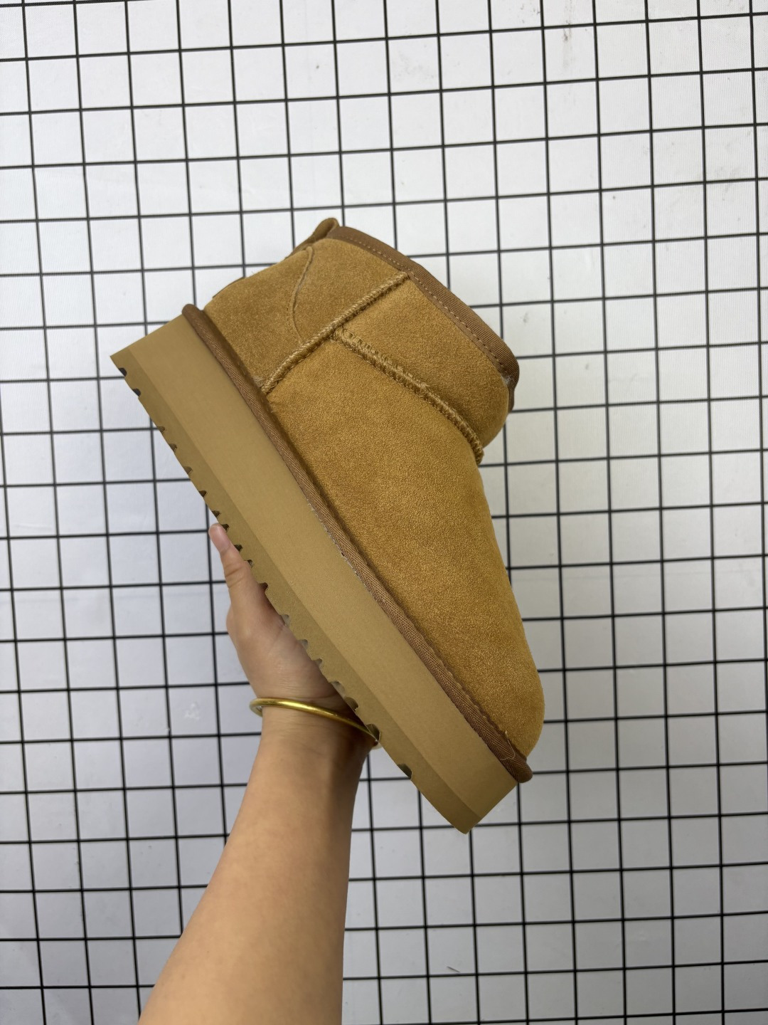 UGG/雪地靴 采用翻毛皮鞋面材质,内嵌可拆卸植入式羊毛鞋垫,加厚3.08厘米Treadlite轻翼科技外底❗️2024FW秋冬新款,美国轻奢品牌🐑UGG W Leisure Tazz Slipper Chestnut 塔茨系列加厚款穆勒风包头舒适露跟厚底半拖鞋 类型:男女鞋 编码老男H