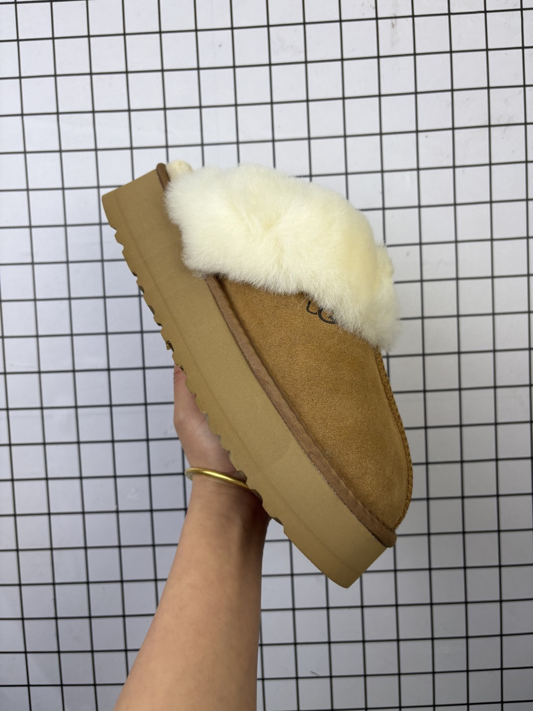 UGG/雪地靴 采用翻毛皮鞋面材质,内嵌可拆卸植入式羊毛鞋垫,加厚3.08厘米Treadlite轻翼科技外底❗️2024FW秋冬新款,美国轻奢品牌🐑UGG W Leisure Tazz Slipper Chestnut 塔茨系列加厚款穆勒风包头舒适露跟厚底半拖鞋 类型:男女鞋 编码老男H