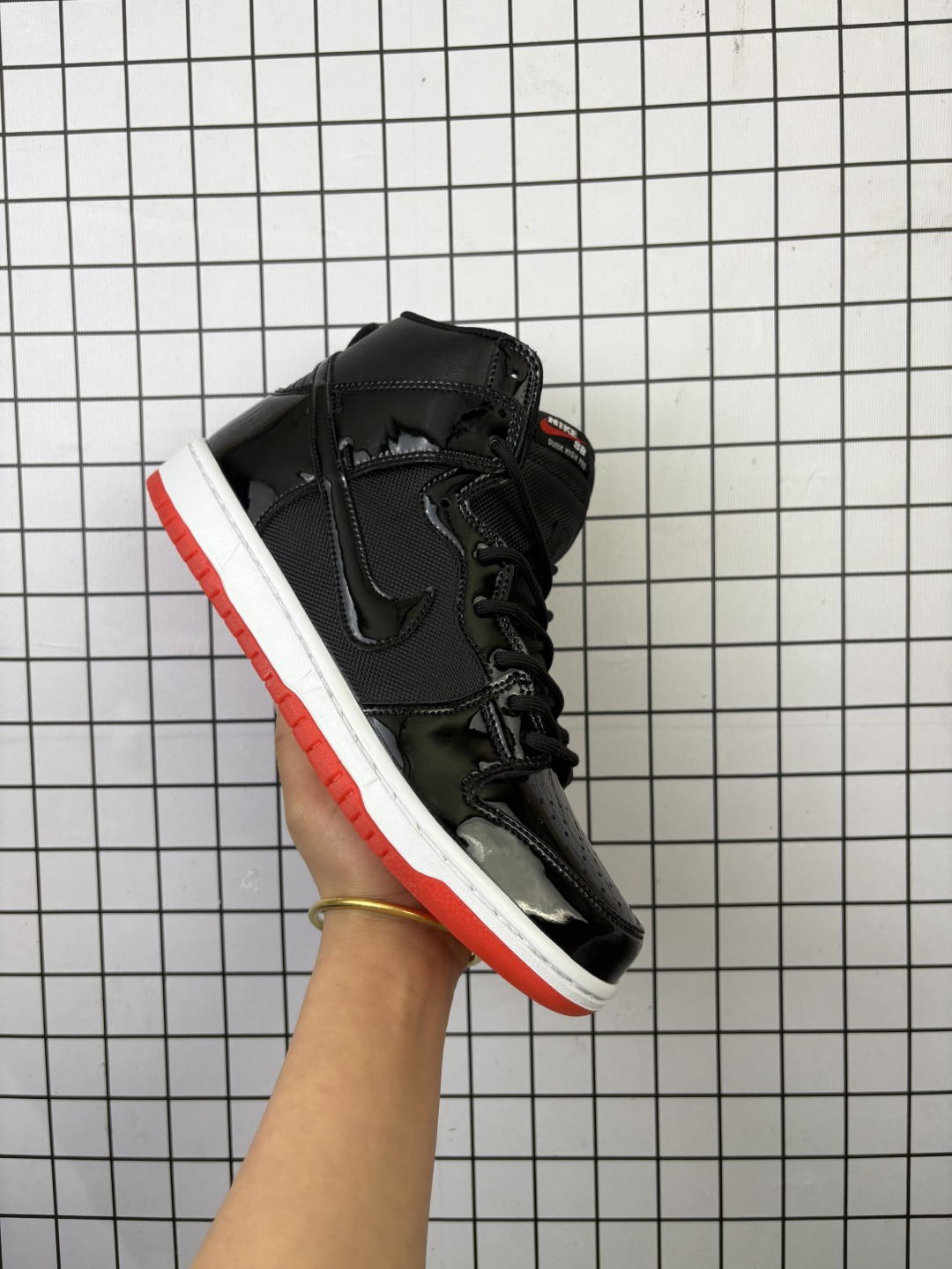 💰150 耐克Nike Dunk High 扣篮系列高帮休闲运动滑板板鞋 男女潮运动鞋。耐克Nike SB Dunk High 顾名思义,具有经典的Dunk血缘,又注入了更多的时尚元素。相较于普通的Dunk滑板鞋,改良版的Dunk SB加厚了鞋舌的填充,使舒适性大大提升,同时也更方便穿脱;中底部分则加入了脚感柔软舒适Zoom Air气垫,有效吸收滑板等极限运动在落地时带来的冲击力,为街头运动者们提供更好的保护。 货号:AJ7730 001 编码:707 Size:36~46