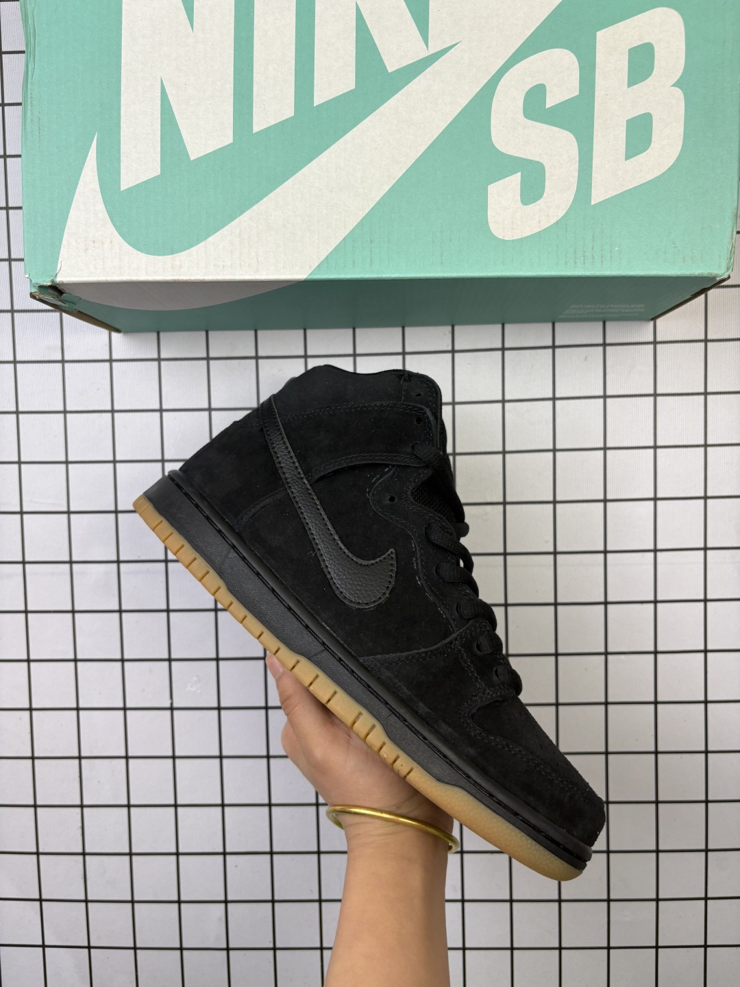 🈴💰150 耐克Nike Dunk High 扣篮系列高帮休闲运动滑板板鞋 男女潮运动鞋。耐克Nike SB Dunk High 顾名思义,具有经典的Dunk血缘,又注入了更多的时尚元素。相较于普通的Dunk滑板鞋,改良版的Dunk SB加厚了鞋舌的填充,使舒适性大大提升,同时也更方便穿脱;中底部分则加入了脚感柔软舒适Zoom Air气垫,有效吸收滑板等极限运动在落地时带来的冲击力,为街头运动者们提供更好的保护。 货号:AJ7730 001 编码:707 Size:36~46