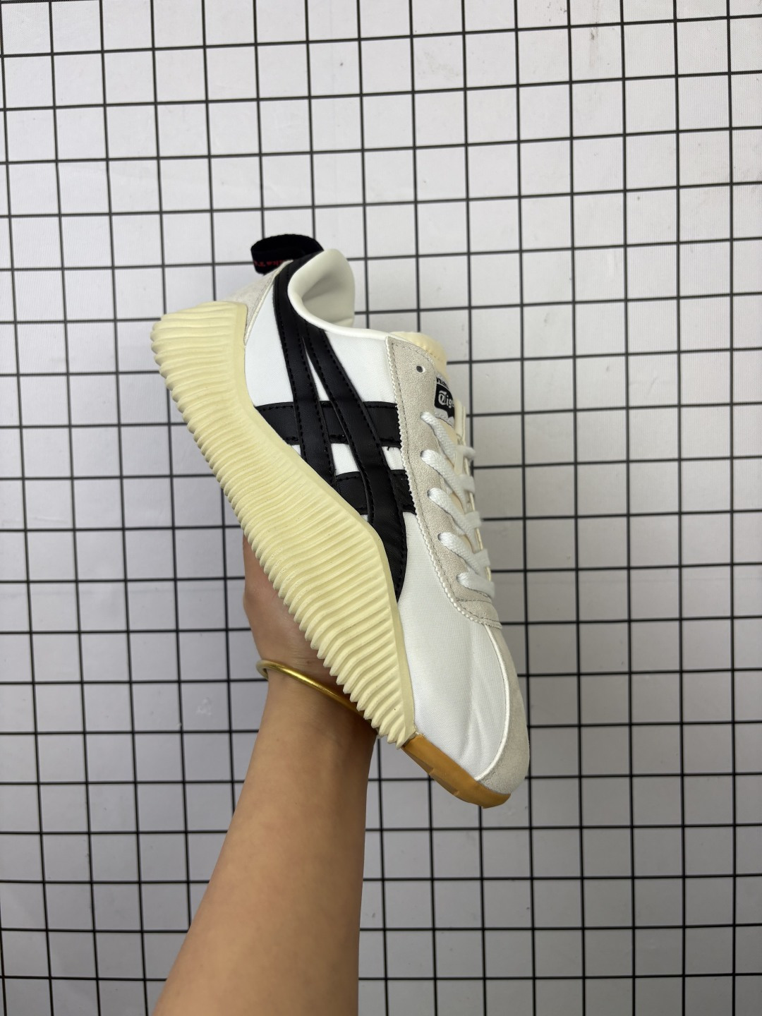 💰110
公司级✅Onitsuka Tiger鬼塚虎 Acromount 百搭舒适 复古运动耐磨 低帮休闲鞋
从20世纪70年代展开的陆上扣球中获得设计灵感 将具有复古感的面料和皮革相结合的模型
鞋底前脚是当时的陆地扣球的特点是从薄的中足体积的感觉 它正在更新 以适应现代的生活方式与轻质海绵和橡胶的组合 大大的奥尼茨卡泰格条纹也成为经典设计的鞋帮的点缀
货号:1183B257-101
尺码:40-45
编码688