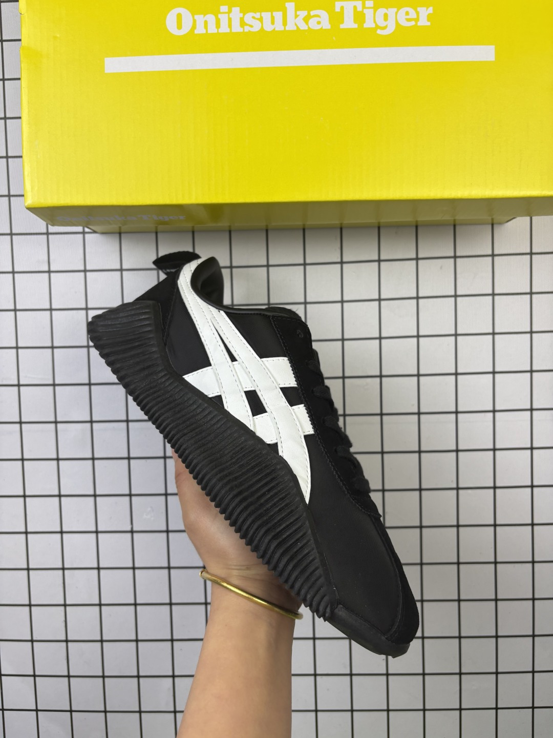 🈴💰110
公司级✅Onitsuka Tiger鬼塚虎 Acromount 百搭舒适 复古运动耐磨 低帮休闲鞋
从20世纪70年代展开的陆上扣球中获得设计灵感 将具有复古感的面料和皮革相结合的模型
鞋底前脚是当时的陆地扣球的特点是从薄的中足体积的感觉 它正在更新 以适应现代的生活方式与轻质海绵和橡胶的组合 大大的奥尼茨卡泰格条纹也成为经典设计的鞋帮的点缀
货号:1183B257-101
尺码:40-45
编码688