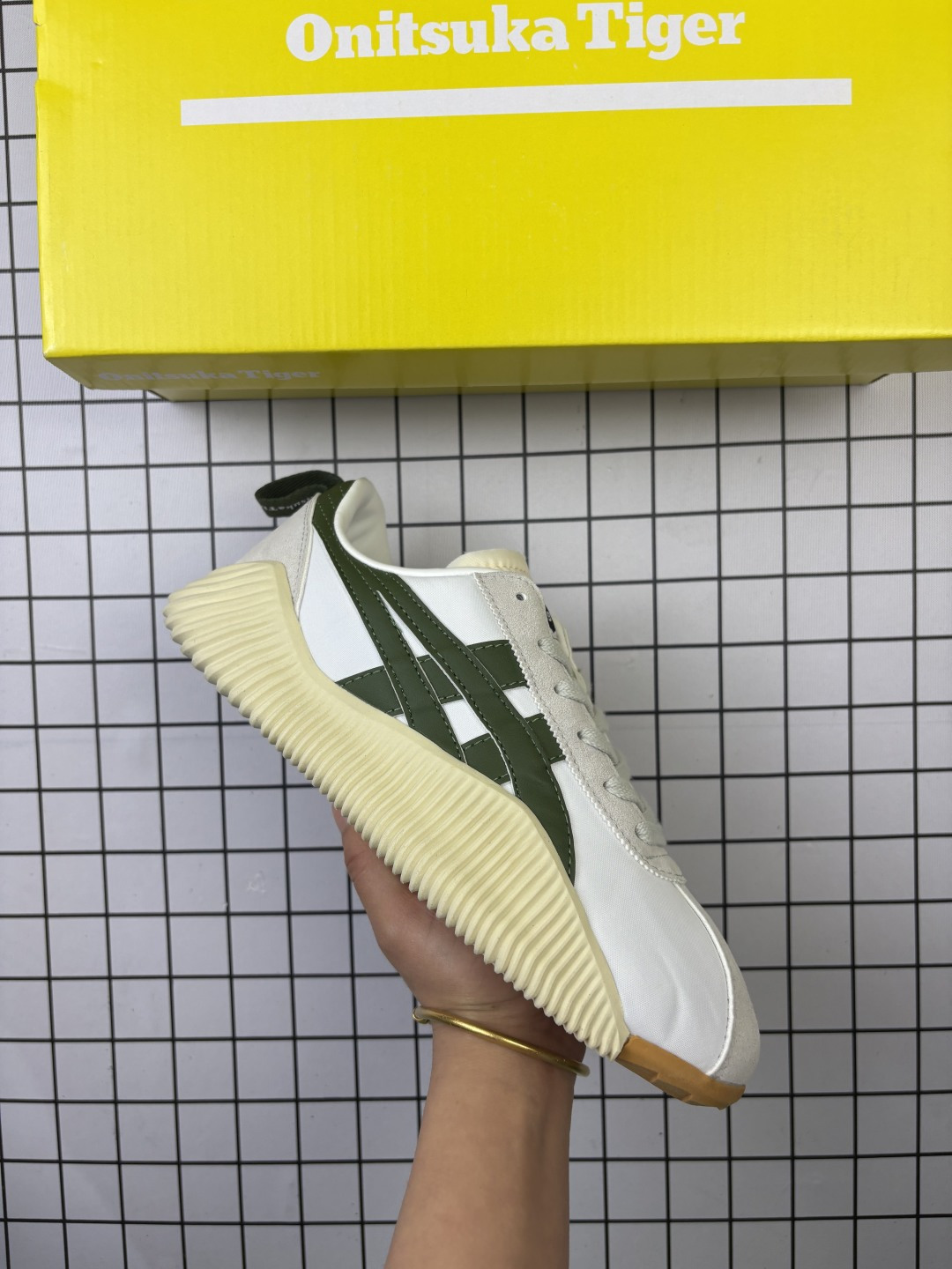 🈴💰110
公司级✅Onitsuka Tiger鬼塚虎 Acromount 百搭舒适 复古运动耐磨 低帮休闲鞋
从20世纪70年代展开的陆上扣球中获得设计灵感 将具有复古感的面料和皮革相结合的模型
鞋底前脚是当时的陆地扣球的特点是从薄的中足体积的感觉 它正在更新 以适应现代的生活方式与轻质海绵和橡胶的组合 大大的奥尼茨卡泰格条纹也成为经典设计的鞋帮的点缀
货号:1183B257-101
尺码:40-45
编码688
