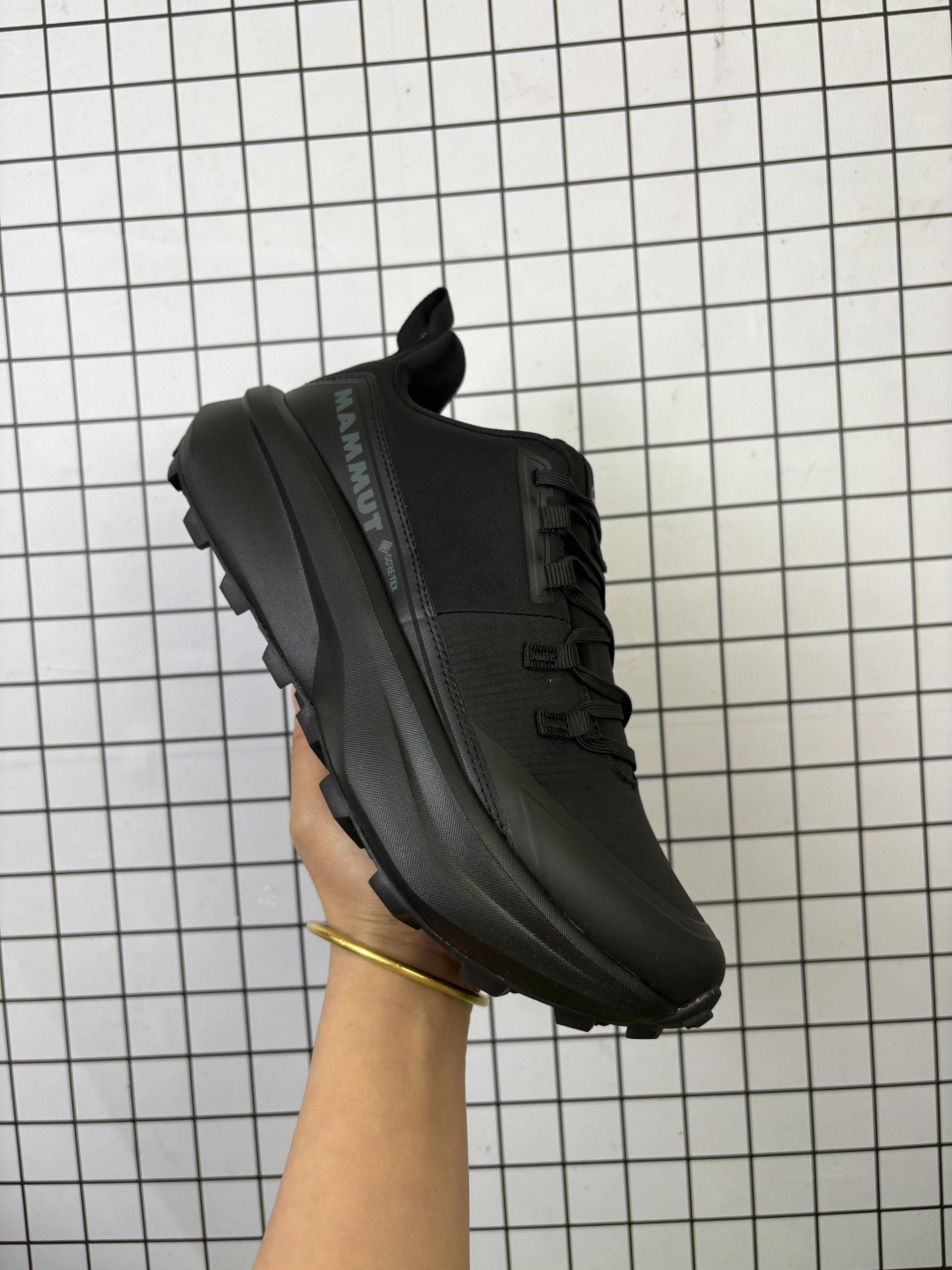 💰270 猛犸象(MAMMUT)低帮越野跑鞋 轻便徒步鞋耐磨舒适减震运动鞋适合快速登山健行鞋 (男女同款) steel-black 这款鞋提供了多层网布鞋面,增强了透气性,同时拥有厚实的防撞橡胶层,提供足够的保护。它的中底采用EVA材质,落差为4毫米,前掌和后掌的厚度分别为24毫米和28毫米,虽然没有碳板和rock plate,但仍能在短距离越野跑中提供出色的地面反馈和稳定性。其大底使用了4毫米的齿深设计,并推测为米其林橡胶,虽然抓地力不错,但具体效果还有待更多实地测试。虽然初始价格偏高,但是通过参加MAMMUT赞助的越野跑比赛可以获得优惠,这为跑者们提供了较大的购入动机。 尺码: 39-45 编码:当D