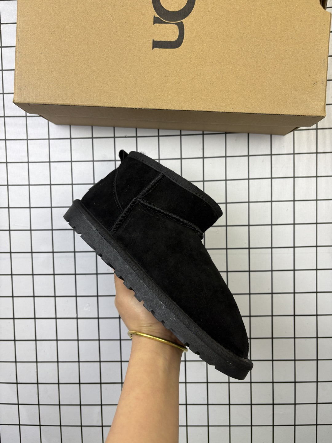 公司级 UGG/雪地靴 💯女鞋广东原产,采用TPU模压鞋面内嵌人造卷曲羊毛,鞋面具有防水功能,选用7毫米UGGPURETM 植入式羊毛里衬与可拆卸的UGGPURETM 植入式羊毛鞋垫,Treadlite轻翼科技外底-优质的防滑,耐磨性,和良好的弹性❗️周冬雨代言款,美国轻奢品牌🐑UGG W Classic Ultra Mini 乌尔特拉系列经典迷你8.9cm短筒加绒休闲百搭短靴“驯鹿灰加绒 116109 类型:女鞋 编码698