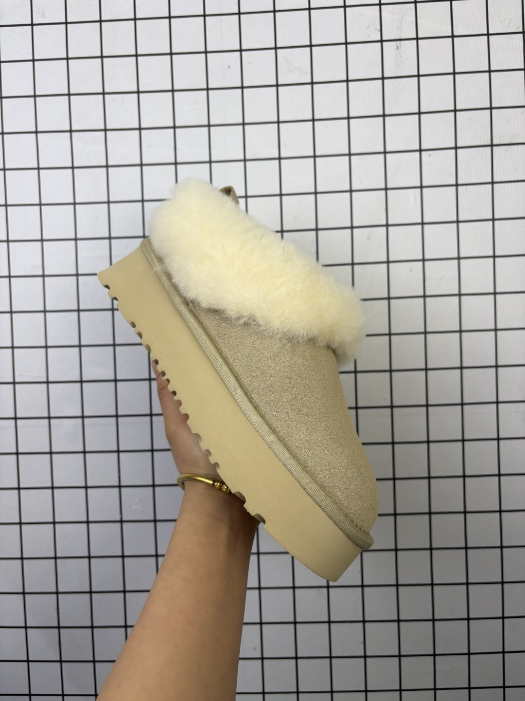 公司级✅UGG Classic Ultra Mini 薄底短款雪地靴 小红书爆款 羊毛一体迷你短靴 优选翻毛皮鞋面 手感细腻 羊毛内里 舒适亲肤 茸暖舒适 让你无惧寒冷天气 耐磨一体式泡棉鞋套 EVA软弹厚底增高大底 代购级别 冬日必备雪地靴单品 官方货号:1116109GJ 编码旭