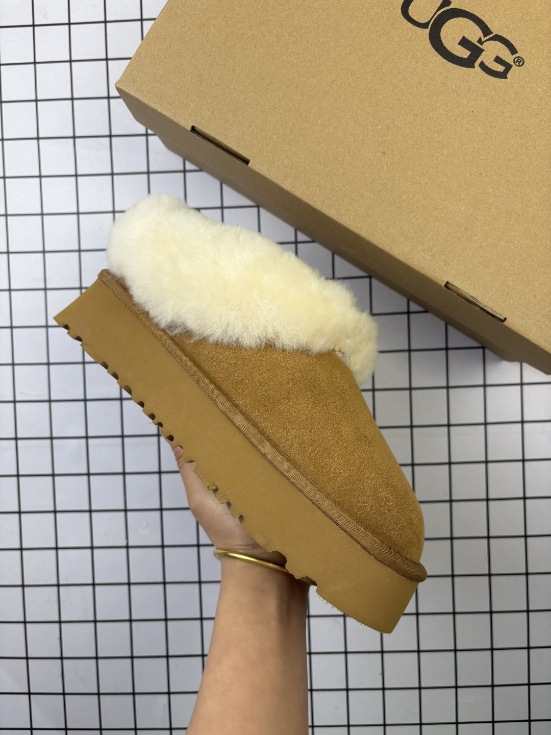 公司级✅UGG Classic Ultra Mini 薄底短款雪地靴 小红书爆款 羊毛一体迷你短靴 优选翻毛皮鞋面 手感细腻 羊毛内里 舒适亲肤 茸暖舒适 让你无惧寒冷天气 耐磨一体式泡棉鞋套 EVA软弹厚底增高大底 代购级别 冬日必备雪地靴单品 官方货号:1116109GJ 编码旭