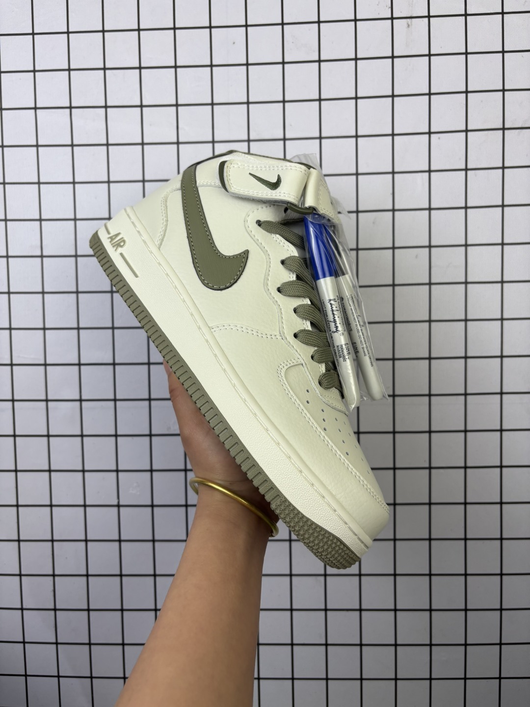 💰210
【公司级】Nk Air Force 1'07 Mid AF1耐克 空军一号 AF1 中帮 魔术贴 厚底增高运动板鞋 原楦头原纸板 打造纯正空军版型。专注外贸渠道 全掌内置蜂窝气垫 原盒配件 原厂中底钢印、拉帮完美  官方同步上架。

类型：男女鞋
货号：PA0920-808
尺码：36 36.5 37.5 38 38.5 39 40 40.5 41 42 42.5 43 44 45
