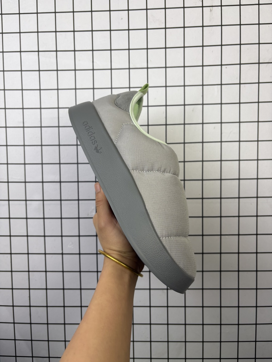 💰70
阿迪达斯 男女同款运动鞋 Adidas PUFFYLETTE 阿迪达斯三叶草 毛毛虫 复古百搭厚底增高运动板鞋。Adidas Originals Puffylette 系列居家室内外秋冬一脚蹬保暖休闲面包鞋采用尼龙帆布鞋面材质#外置轻量PU鞋底❗
类型:男女鞋
货号:HR1481
码数:35 36 36⅔ 37⅓ 38 38⅔ 39⅓ 40 40⅔ 41⅓ 42 42⅔ 43⅓ 44 45
编码764