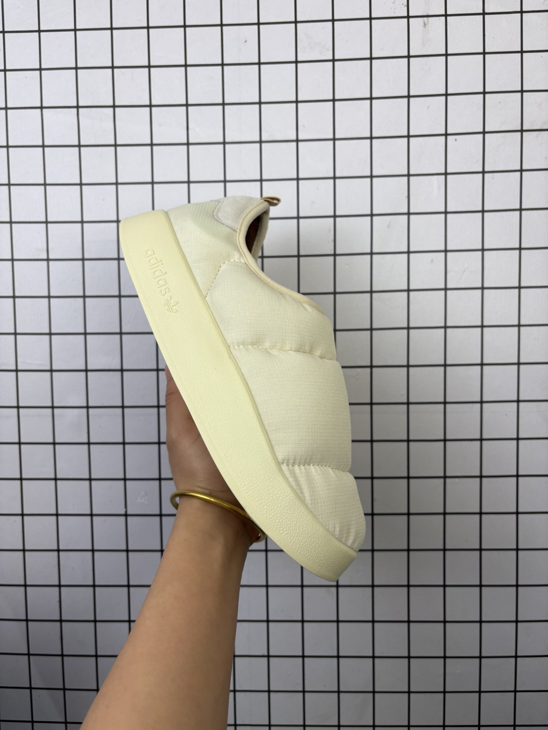 💰70
阿迪达斯 男女同款运动鞋 Adidas PUFFYLETTE 阿迪达斯三叶草 毛毛虫 复古百搭厚底增高运动板鞋。Adidas Originals Puffylette 系列居家室内外秋冬一脚蹬保暖休闲面包鞋采用尼龙帆布鞋面材质#外置轻量PU鞋底❗
类型:男女鞋
货号:HR1481
码数:35 36 36⅔ 37⅓ 38 38⅔ 39⅓ 40 40⅔ 41⅓ 42 42⅔ 43⅓ 44 45
编码764