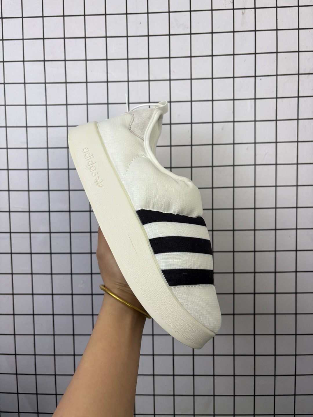 💰70
阿迪达斯 男女同款运动鞋 Adidas PUFFYLETTE 阿迪达斯三叶草 毛毛虫 复古百搭厚底增高运动板鞋。Adidas Originals Puffylette 系列居家室内外秋冬一脚蹬保暖休闲面包鞋采用尼龙帆布鞋面材质#外置轻量PU鞋底❗
类型:男女鞋
货号:HR1481
码数:28-45
编码764