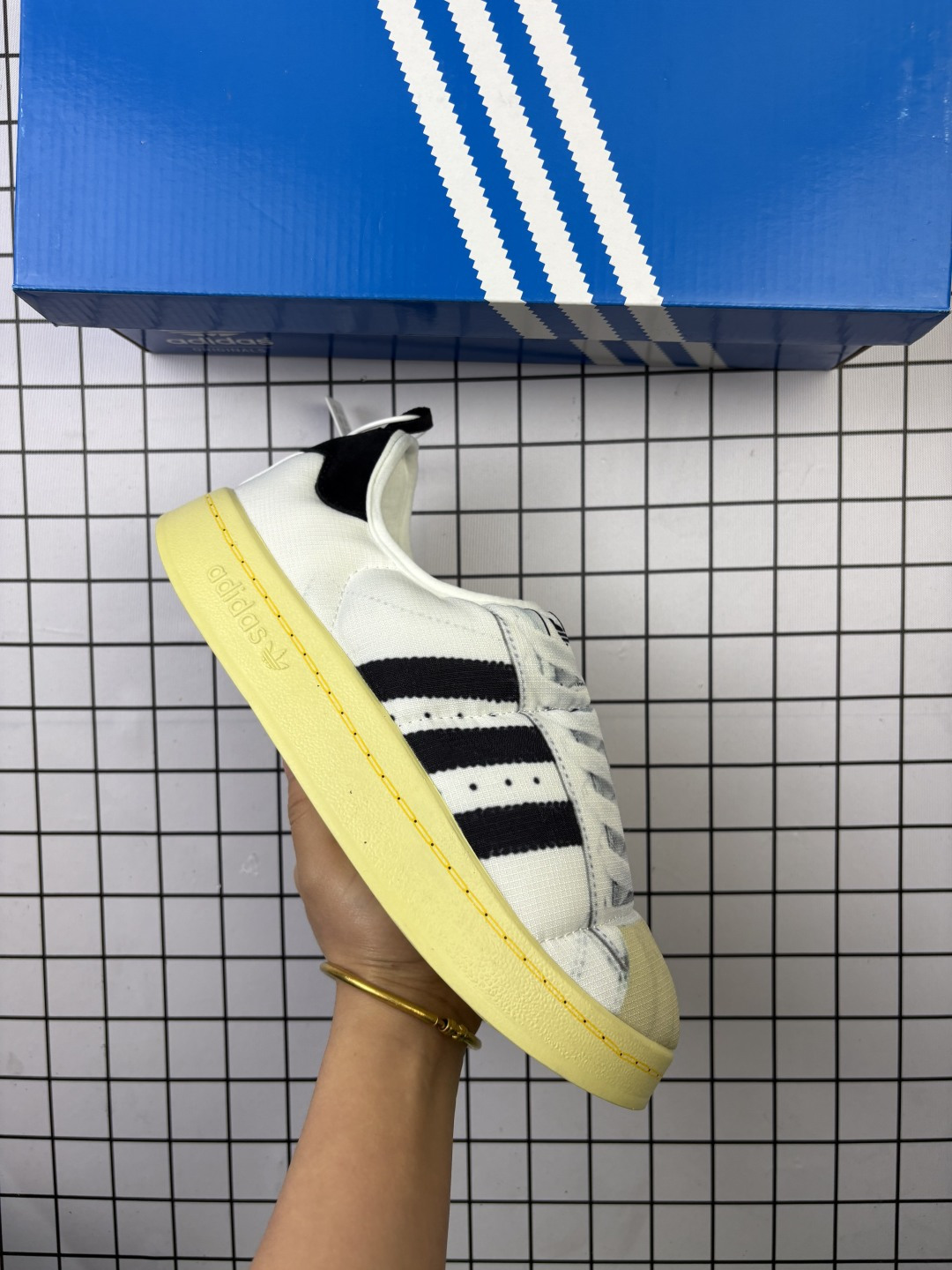 🈴💰70
阿迪达斯 男女同款运动鞋 Adidas PUFFYLETTE 阿迪达斯三叶草 毛毛虫 复古百搭厚底增高运动板鞋。Adidas Originals Puffylette 系列居家室内外秋冬一脚蹬保暖休闲面包鞋采用尼龙帆布鞋面材质#外置轻量PU鞋底❗
类型:男女鞋
货号:HR1481
码数:28-45
编码764