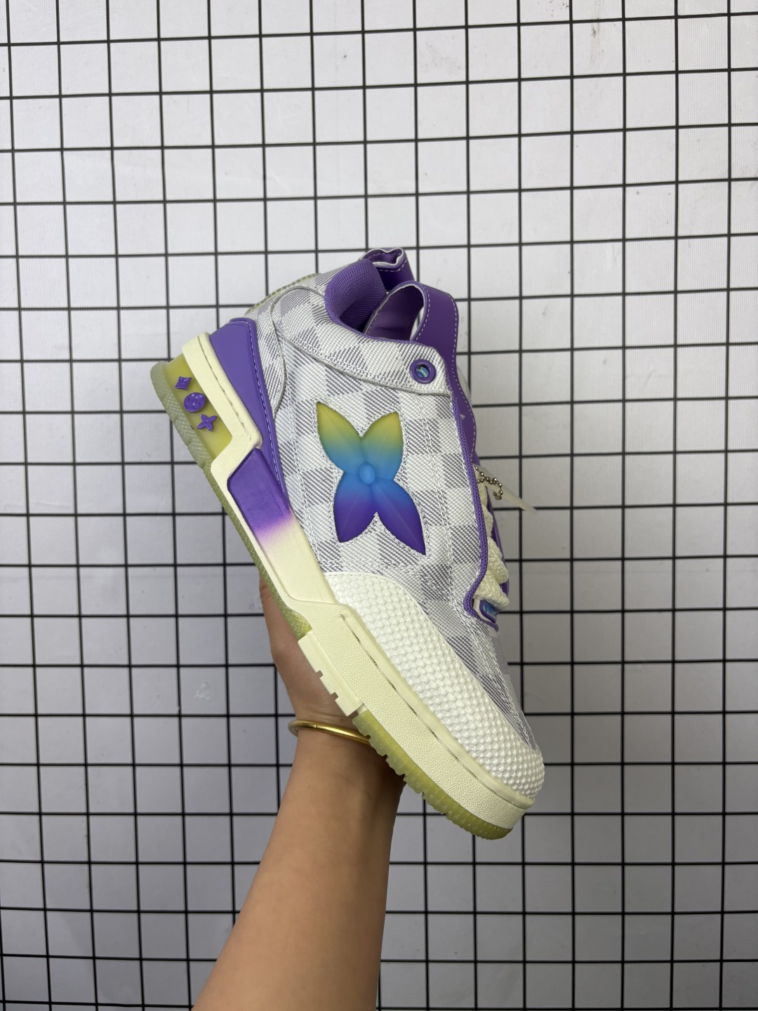 💰150
LV Skate Sneaker 路易威登 2025年新款运动板鞋 蛇年限定 春夏秀场初次亮相,此次以粒面牛皮革焕新呈现。加垫鞋领和鞋舌援引滑板鞋设计,科技鞋带和橡胶外底完善整体。粒面牛皮革网面拼接鞋面,橡胶外底,鞋舌和鞋底 后部饰有 LV 标识。
尺码:36-45
编码:小X