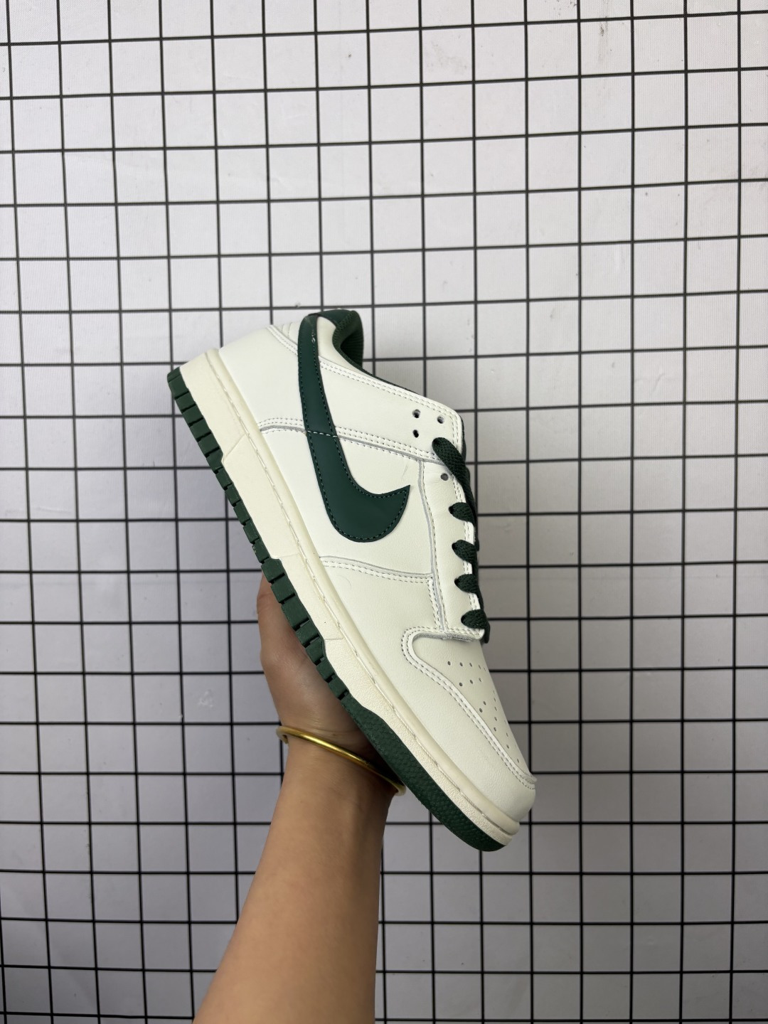 💰120
耐克NK Dunk Low Retro ”DIY高端定制“ 低帮休闲运动板鞋 原装头层材料 用料绝不含糊 独家版型蒸餾加工帶來的是更好的视觉和脚感体验 清洁度 电绣工艺 皮料切割干净无任何毛边 细节完美 
货号：XD6188
尺码：35 36 36.5 37.5 38 38.5 39 40 40.5 41 42 42.5 43 44 45
编码707