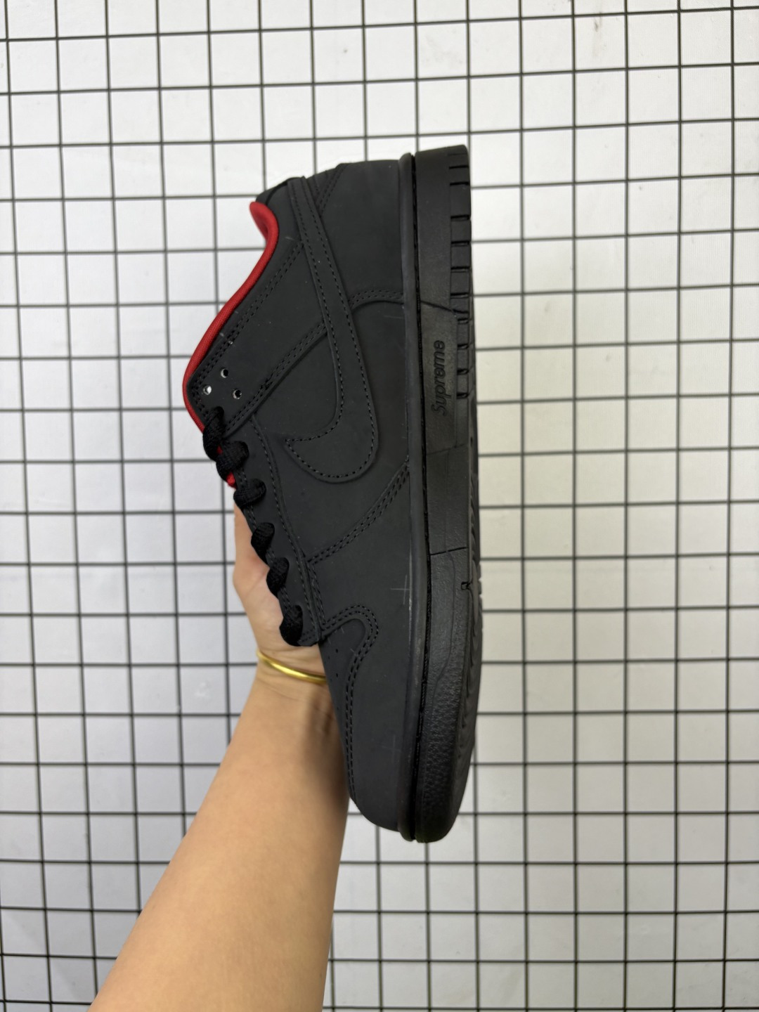 💰170
公司级✅Supreme x Nike Dunk SB Low 黑色
此款鞋跟上绣有“94”字样，纪念品牌的创立年份，该品牌的标志性徽标还被蚀刻在了中底的侧壁上。鞋垫沿用了标准的红色表面，每只鞋垫上都有Nike SB标识，并且Supreme的标识横跨左右两只鞋垫。
货号: HQ8487-001
Size: 40 40.5 41 42 42.5 43 44 44.5 45 46 
编码757