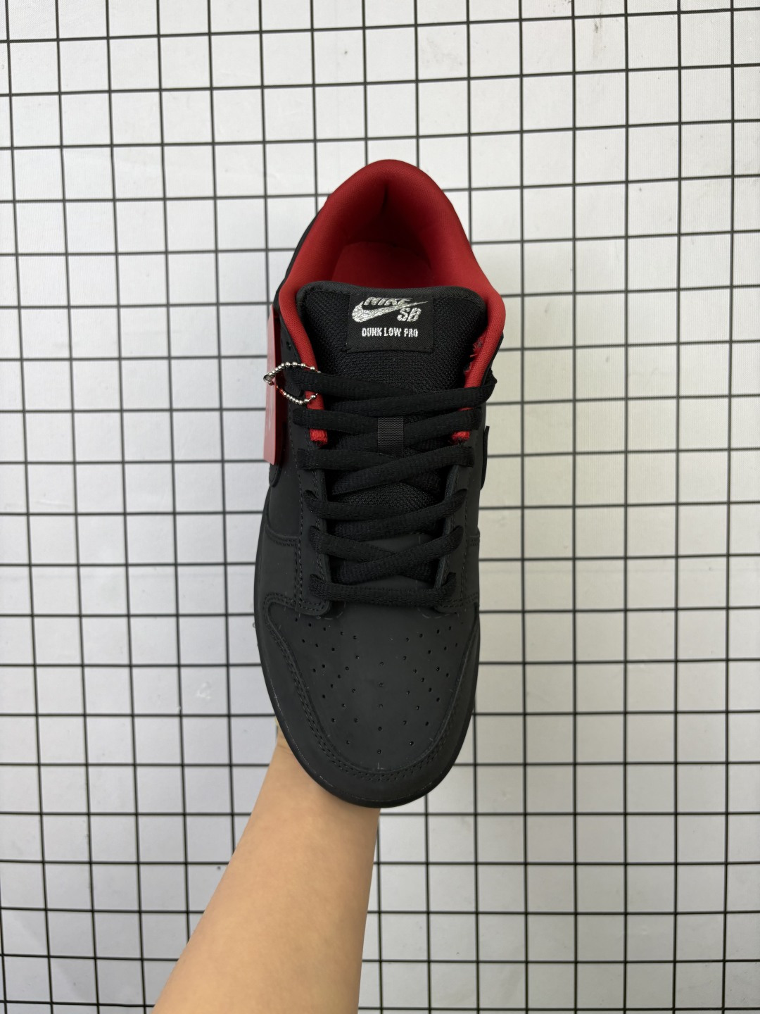 💰170
公司级✅Supreme x Nike Dunk SB Low 黑色
此款鞋跟上绣有“94”字样，纪念品牌的创立年份，该品牌的标志性徽标还被蚀刻在了中底的侧壁上。鞋垫沿用了标准的红色表面，每只鞋垫上都有Nike SB标识，并且Supreme的标识横跨左右两只鞋垫。
货号: HQ8487-001
Size: 40 40.5 41 42 42.5 43 44 44.5 45 46 
编码757