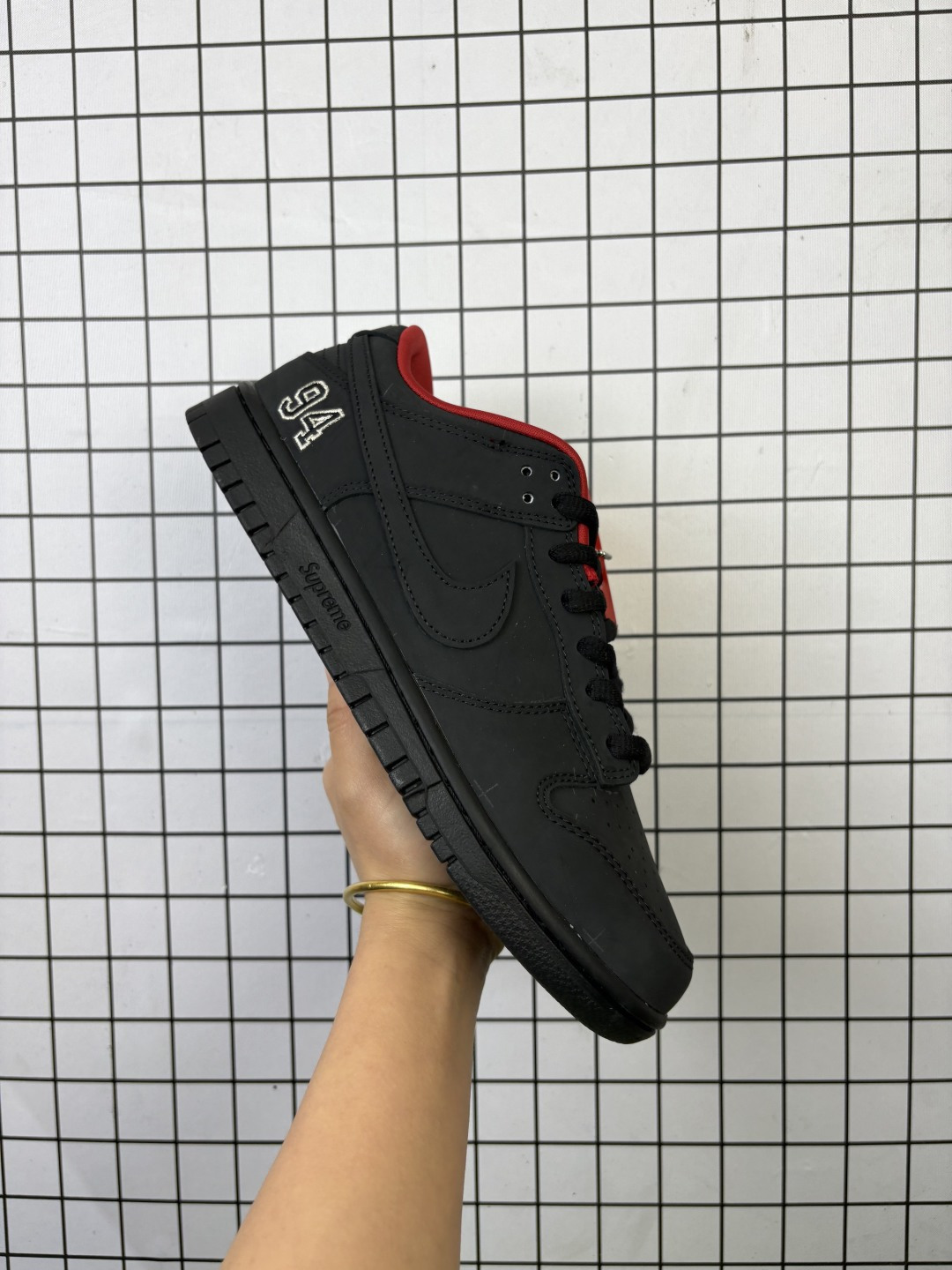 💰170
公司级✅Supreme x Nike Dunk SB Low 黑色
此款鞋跟上绣有“94”字样，纪念品牌的创立年份，该品牌的标志性徽标还被蚀刻在了中底的侧壁上。鞋垫沿用了标准的红色表面，每只鞋垫上都有Nike SB标识，并且Supreme的标识横跨左右两只鞋垫。
货号: HQ8487-001
Size: 40 40.5 41 42 42.5 43 44 44.5 45 46 
编码757