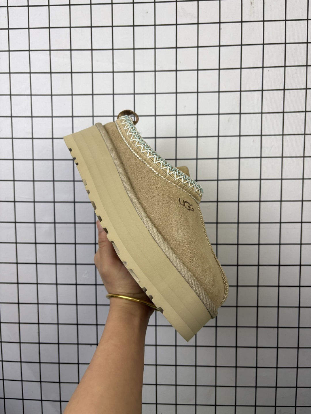 UGG/雪地靴 采用TPU模压定型翻毛皮鞋面材质,内嵌人造卷曲羊毛毛绒里衬和鞋垫,保暖锁热,选用17毫米UGGPURETM 植入式羊毛里衬与可拆卸的UGGPURETM 植入式羊毛鞋垫,加厚5.08厘米Treadlite轻翼科技外底-优质的防滑,耐磨性,和良好的弹性❗️2023FW秋冬新款,美国轻奢品牌🐑UGG W Leisure Tazz Slipper Chestnut 塔茨系列加厚款穆勒风包头舒适露跟半拖鞋 1122553 类型:女鞋 编码新Y