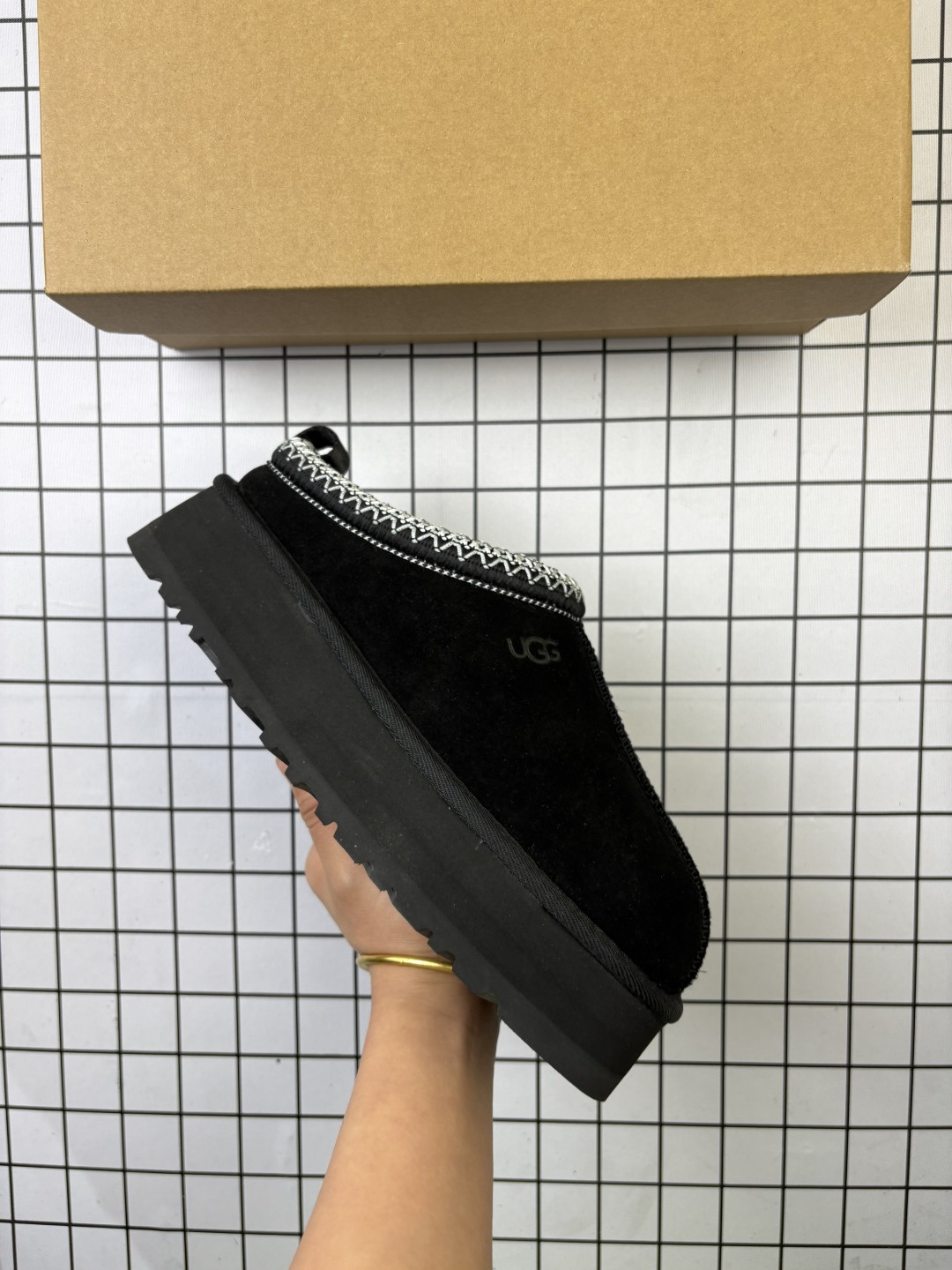 UGG/雪地靴 采用TPU模压定型翻毛皮鞋面材质,内嵌人造卷曲羊毛毛绒里衬和鞋垫,保暖锁热,选用17毫米UGGPURETM 植入式羊毛里衬与可拆卸的UGGPURETM 植入式羊毛鞋垫,加厚5.08厘米Treadlite轻翼科技外底-优质的防滑,耐磨性,和良好的弹性❗️2023FW秋冬新款,美国轻奢品牌🐑UGG W Leisure Tazz Slipper Chestnut 塔茨系列加厚款穆勒风包头舒适露跟半拖鞋 1122553 类型:女鞋 编码新Y