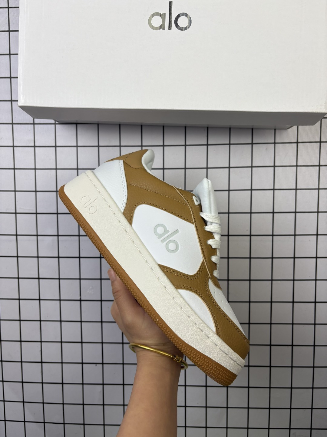 alo Recovery Mode yoga 易梦玲 Jisoo智秀同款小白鞋 等多位明星同款上脚 主打各大平台外贸主推 佛山大厂采购原材料多处细节一步到位 一款随意搭配的都好看的鞋子aIo采用增高4cm 主打熊猫🐼色 春夏秋冬四季款🌈 舒适简约板鞋 TPU防滑耐磨鞋底 #alo #alo女孩 #AIo #健身穿搭 #鞋子推荐 #板鞋2631 编码 新Y