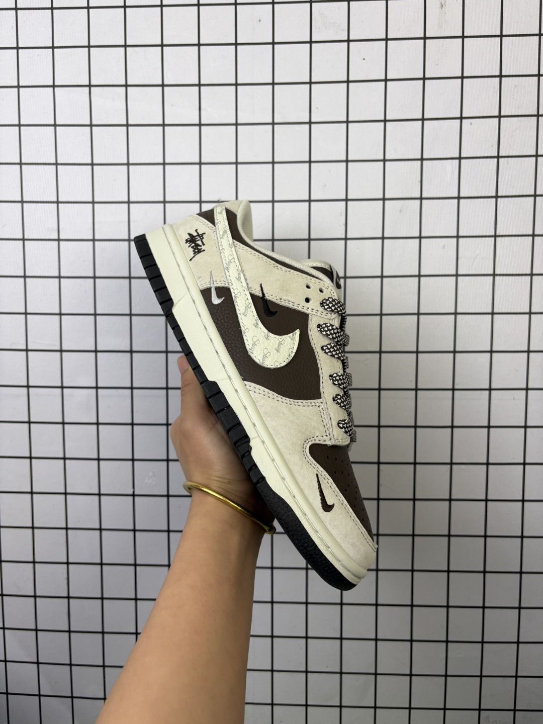 💰75
耐克Nike SB Dunk Low 联名款高端定制低帮休闲板鞋 DJ2024 131

码数：36 36.5 37.5 38 38.5 39 40 40.5 41 42 42.5 43 44 45
编码577