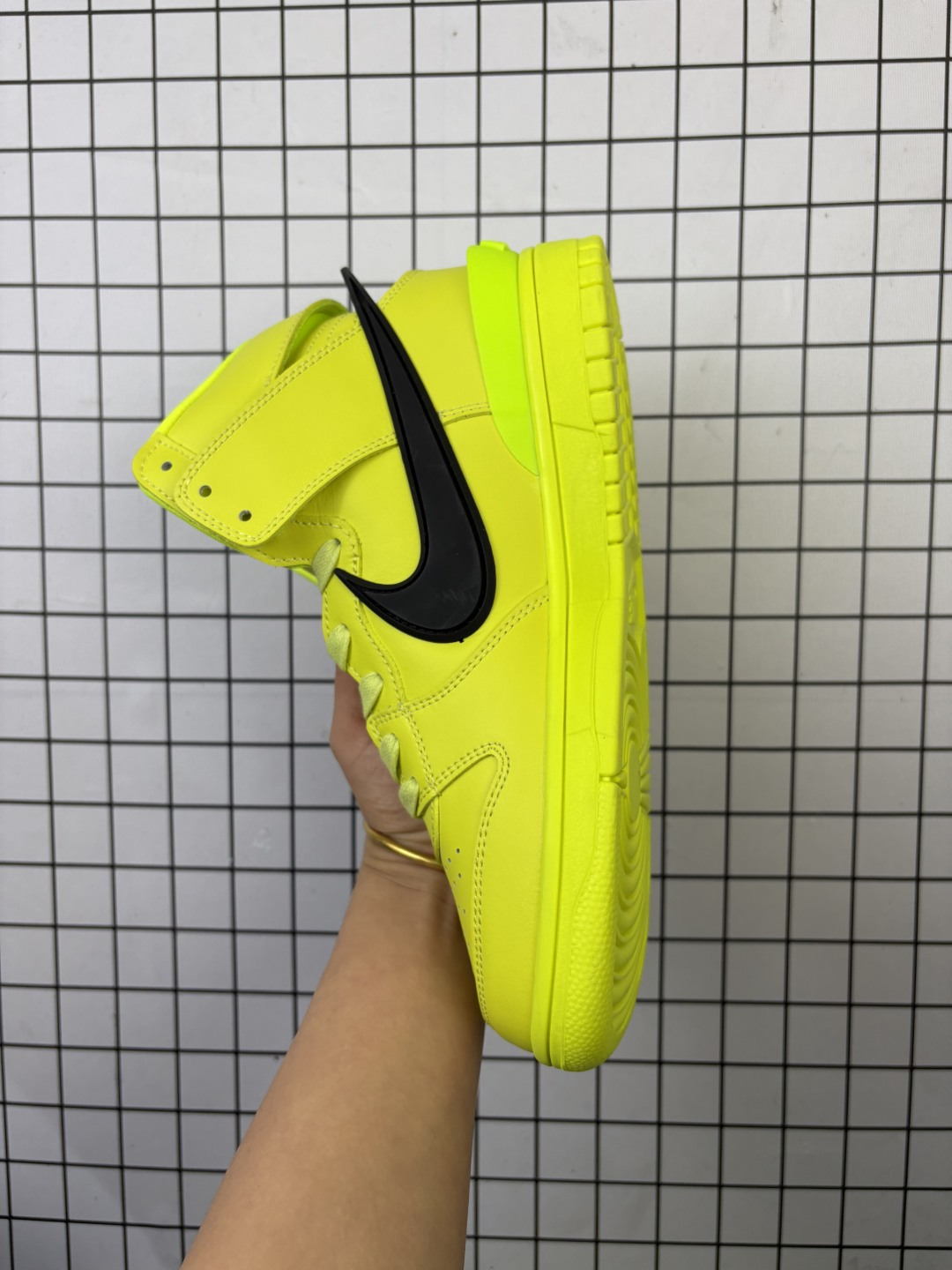 💰240
AMBUSH x NK SB Dunk High 滑板鞋高帮男女士运动鞋 联名大勾 吴亦凡同款篮球鞋 以早年间最经典的 Dunk Hi 为蓝本 选用质感出众的荔枝皮打造鞋面 搭配亮色配色尽显街头气质 鞋款最大亮点在于侧身 Swoosh Logo 延至后跟并超过鞋身 以夸张设计带来辨识度的提升 醒目效果极强 鞋舌与后跟处均饰有AMBUSH 字样 鞋款联名身份不言而喻
货号:CU7544
码数:36 36.5 37.5 38 38.5 39 40 40.5 41 42 42.5 43 44 45 46
编码704