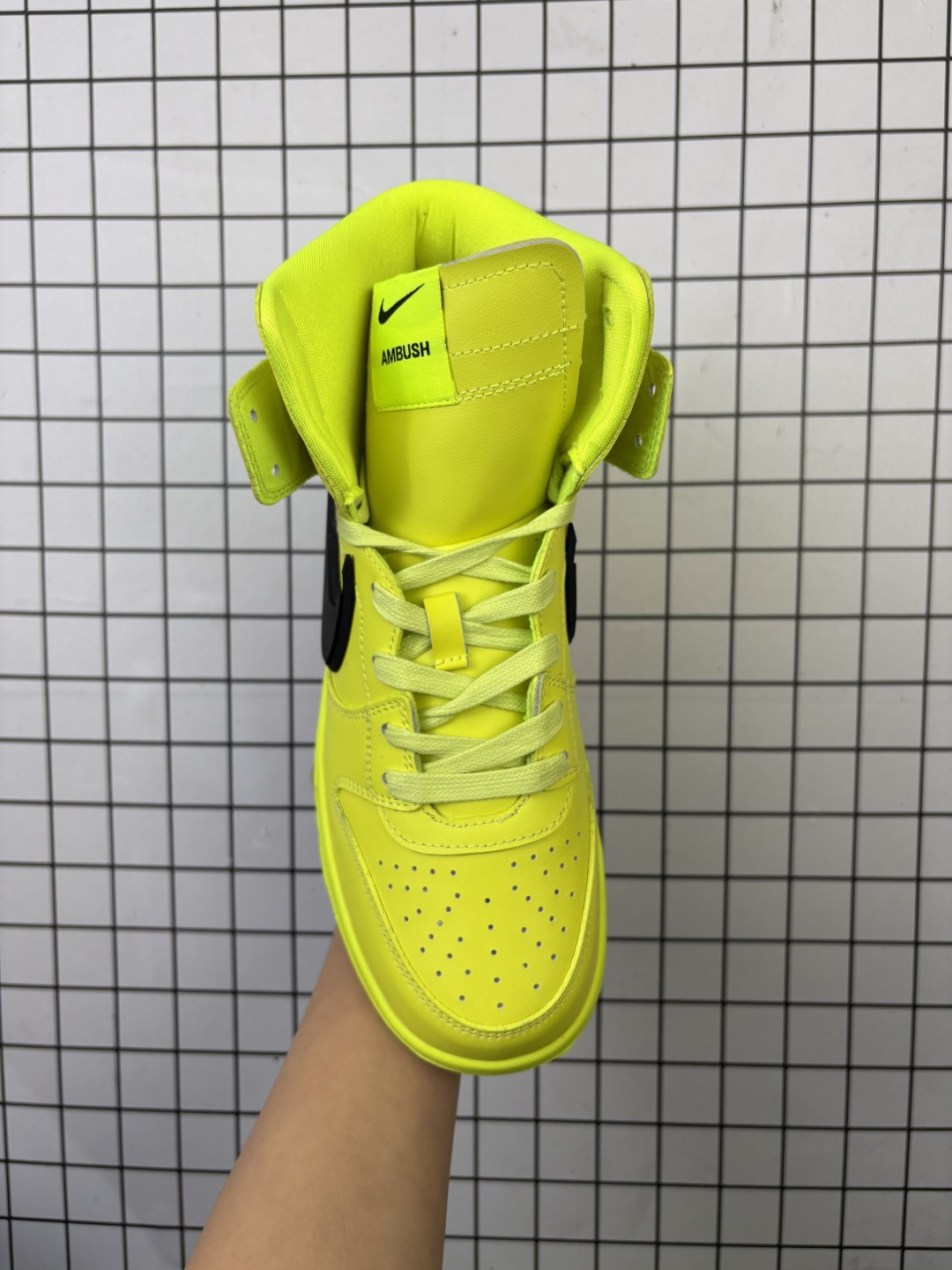 💰240
AMBUSH x NK SB Dunk High 滑板鞋高帮男女士运动鞋 联名大勾 吴亦凡同款篮球鞋 以早年间最经典的 Dunk Hi 为蓝本 选用质感出众的荔枝皮打造鞋面 搭配亮色配色尽显街头气质 鞋款最大亮点在于侧身 Swoosh Logo 延至后跟并超过鞋身 以夸张设计带来辨识度的提升 醒目效果极强 鞋舌与后跟处均饰有AMBUSH 字样 鞋款联名身份不言而喻
货号:CU7544
码数:36 36.5 37.5 38 38.5 39 40 40.5 41 42 42.5 43 44 45 46
编码704