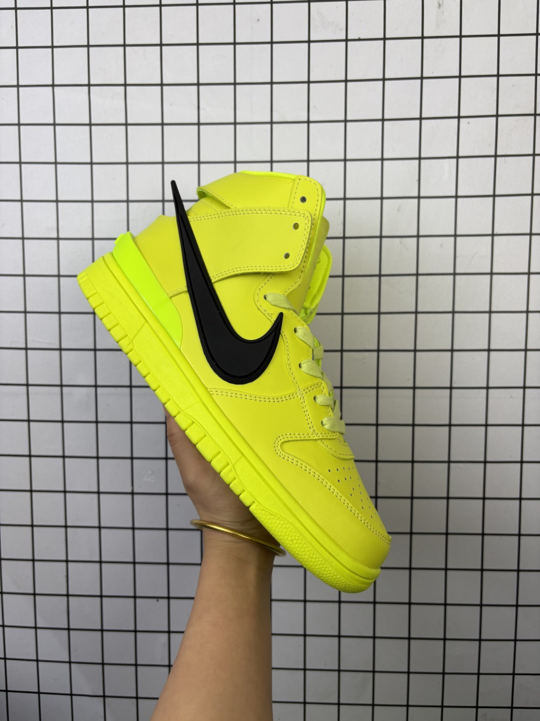 💰240
AMBUSH x NK SB Dunk High 滑板鞋高帮男女士运动鞋 联名大勾 吴亦凡同款篮球鞋 以早年间最经典的 Dunk Hi 为蓝本 选用质感出众的荔枝皮打造鞋面 搭配亮色配色尽显街头气质 鞋款最大亮点在于侧身 Swoosh Logo 延至后跟并超过鞋身 以夸张设计带来辨识度的提升 醒目效果极强 鞋舌与后跟处均饰有AMBUSH 字样 鞋款联名身份不言而喻
货号:CU7544
码数:36 36.5 37.5 38 38.5 39 40 40.5 41 42 42.5 43 44 45 46
编码704