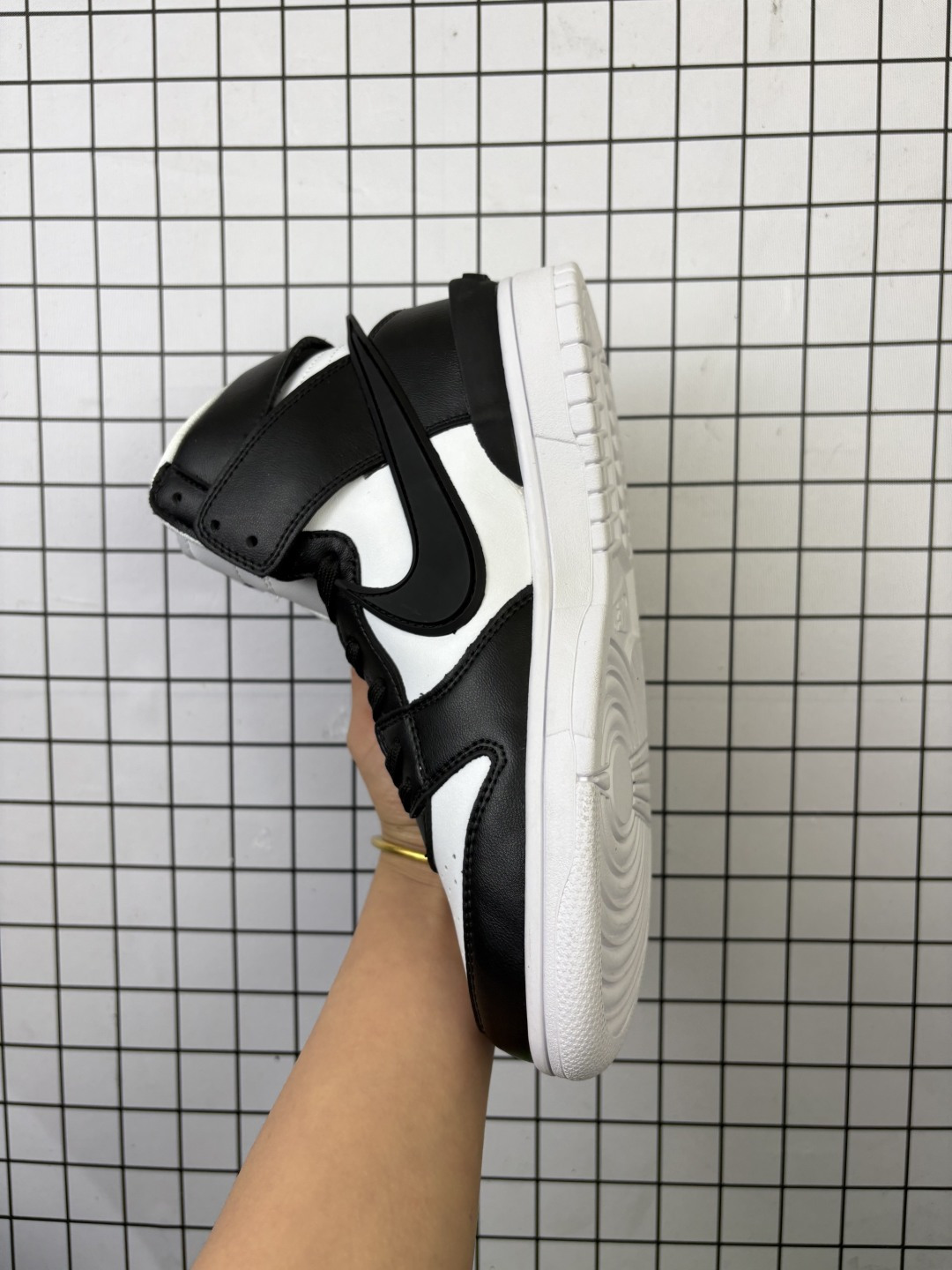 💰240
AMBUSH x NK SB Dunk High 滑板鞋高帮男女士运动鞋 联名大勾 吴亦凡同款篮球鞋 以早年间最经典的 Dunk Hi 为蓝本 选用质感出众的荔枝皮打造鞋面 搭配亮色配色尽显街头气质 鞋款最大亮点在于侧身 Swoosh Logo 延至后跟并超过鞋身 以夸张设计带来辨识度的提升 醒目效果极强 鞋舌与后跟处均饰有AMBUSH 字样 鞋款联名身份不言而喻
货号:CU7544
码数:36 36.5 37.5 38 38.5 39 40 40.5 41 42 42.5 43 44 45 46
编码704