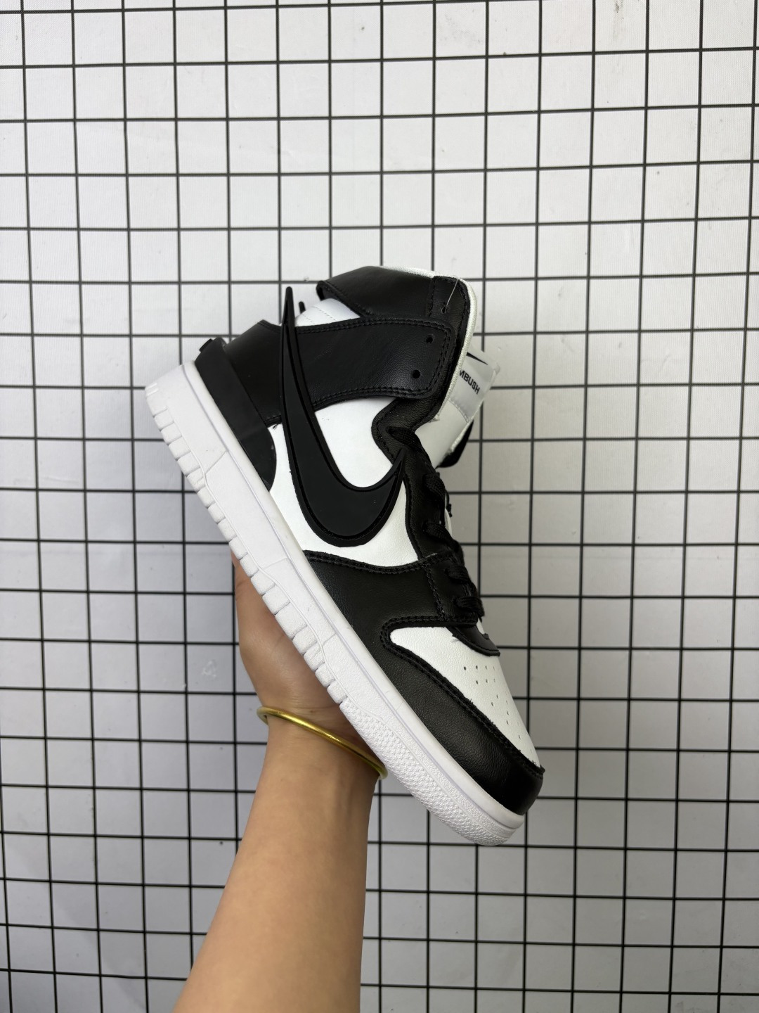 💰240
AMBUSH x NK SB Dunk High 滑板鞋高帮男女士运动鞋 联名大勾 吴亦凡同款篮球鞋 以早年间最经典的 Dunk Hi 为蓝本 选用质感出众的荔枝皮打造鞋面 搭配亮色配色尽显街头气质 鞋款最大亮点在于侧身 Swoosh Logo 延至后跟并超过鞋身 以夸张设计带来辨识度的提升 醒目效果极强 鞋舌与后跟处均饰有AMBUSH 字样 鞋款联名身份不言而喻
货号:CU7544
码数:36 36.5 37.5 38 38.5 39 40 40.5 41 42 42.5 43 44 45 46
编码704